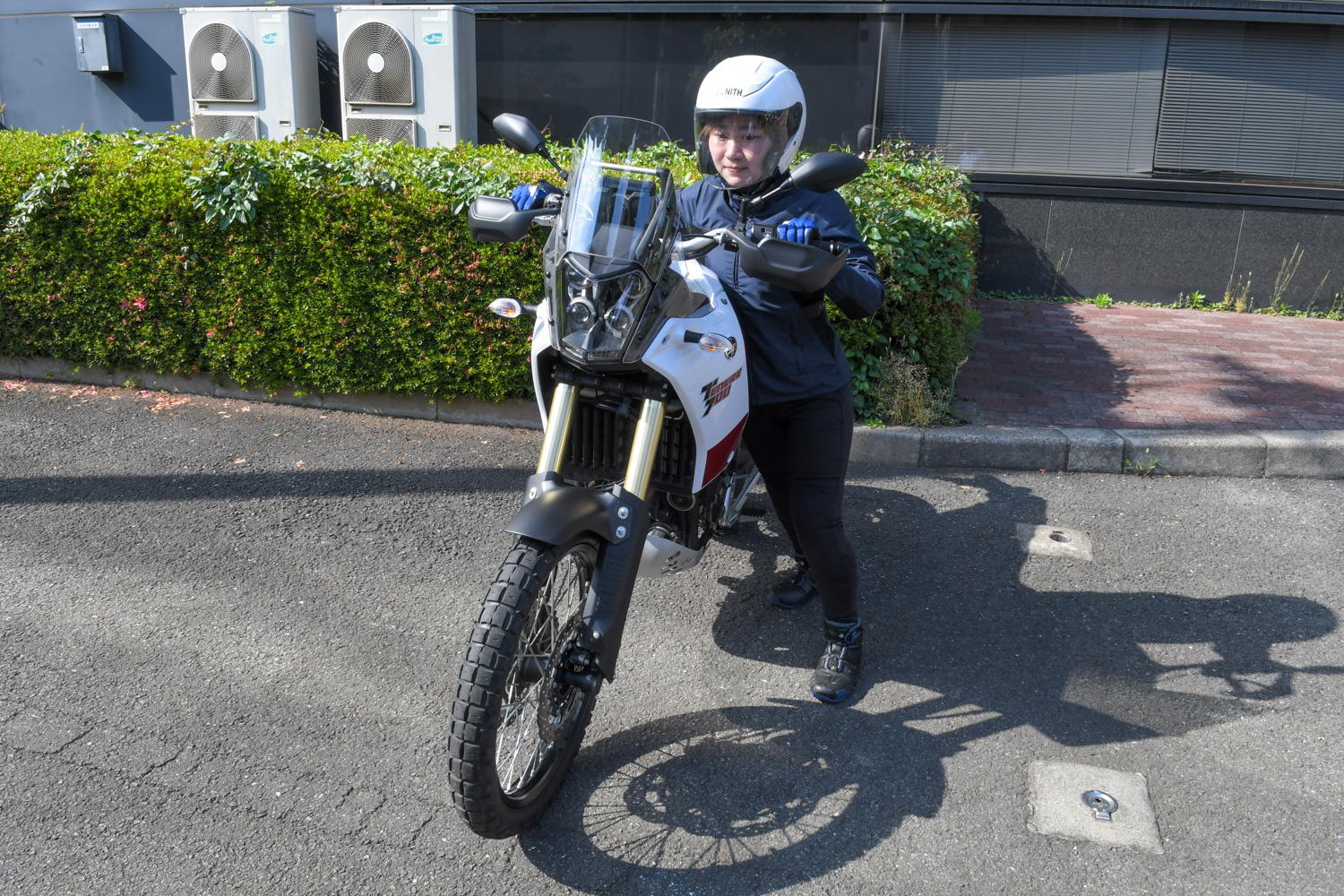 基本姿勢から前方にバイクを押します