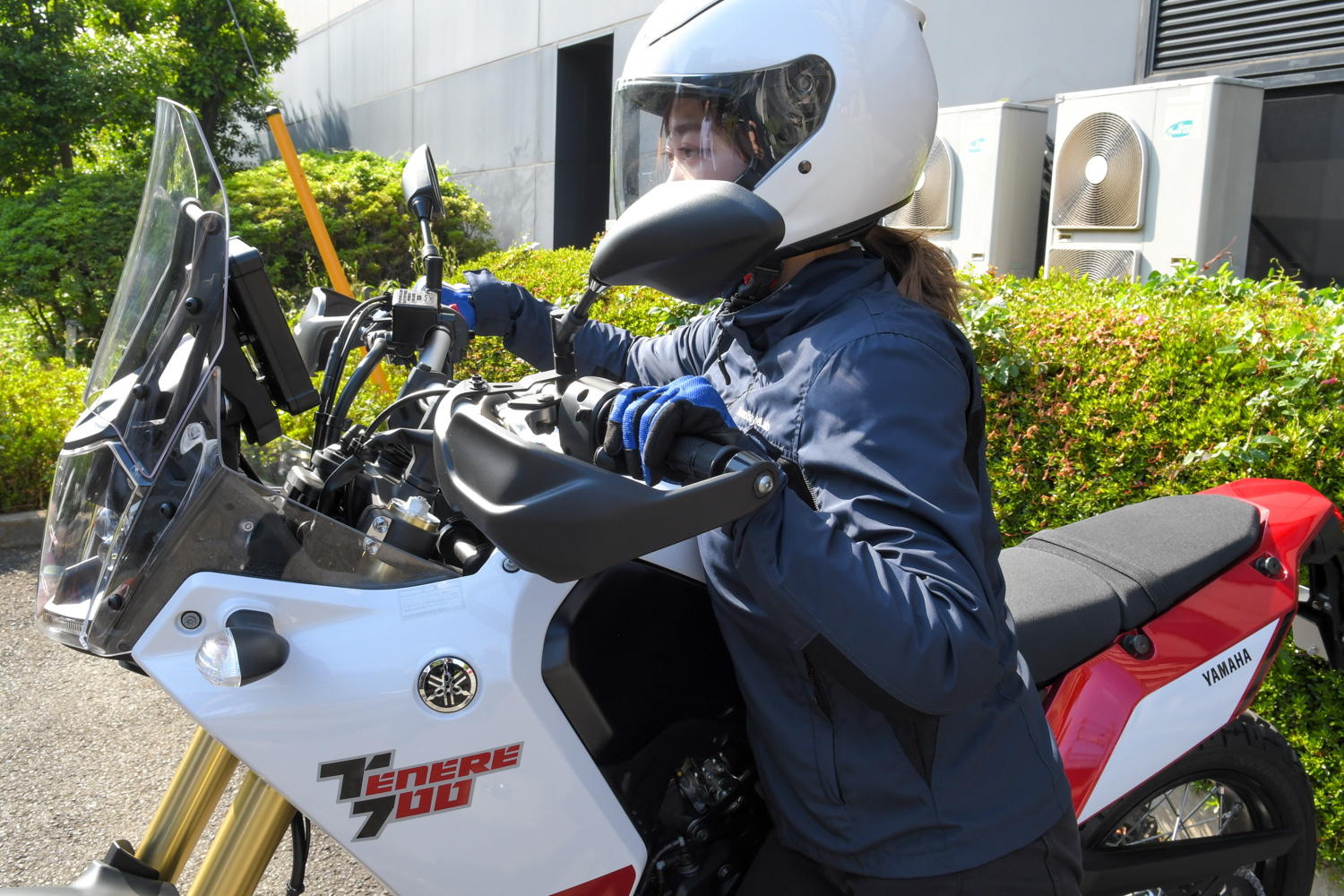 基本姿勢から前方にバイクを押します