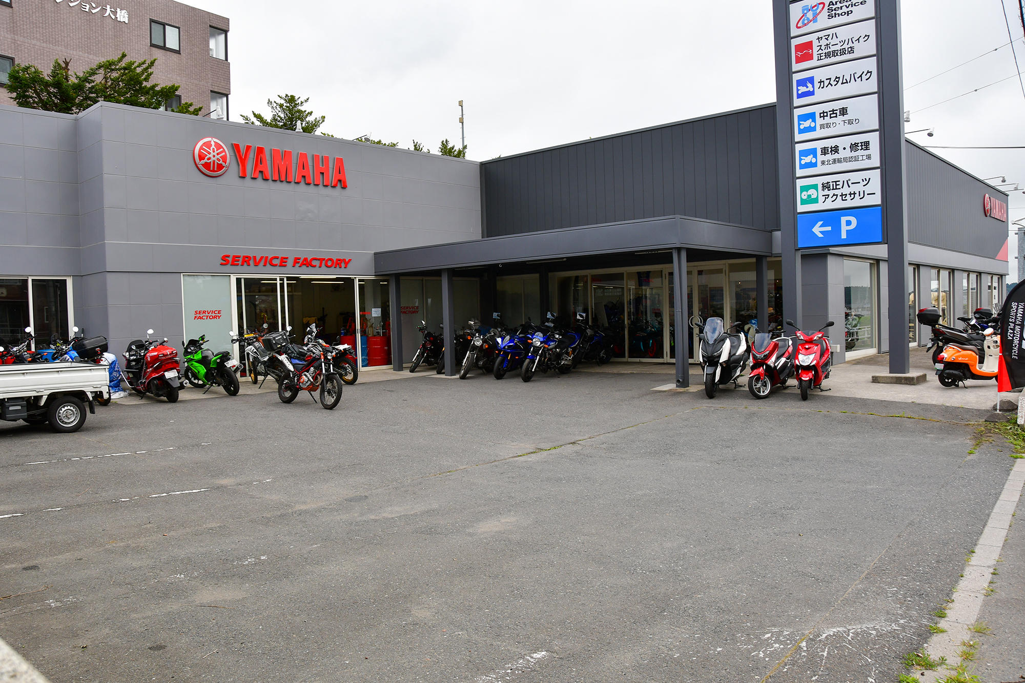 駐車場も完備。店舗は、八戸市中心市街地から八戸駅方面に向かって左手にあります。