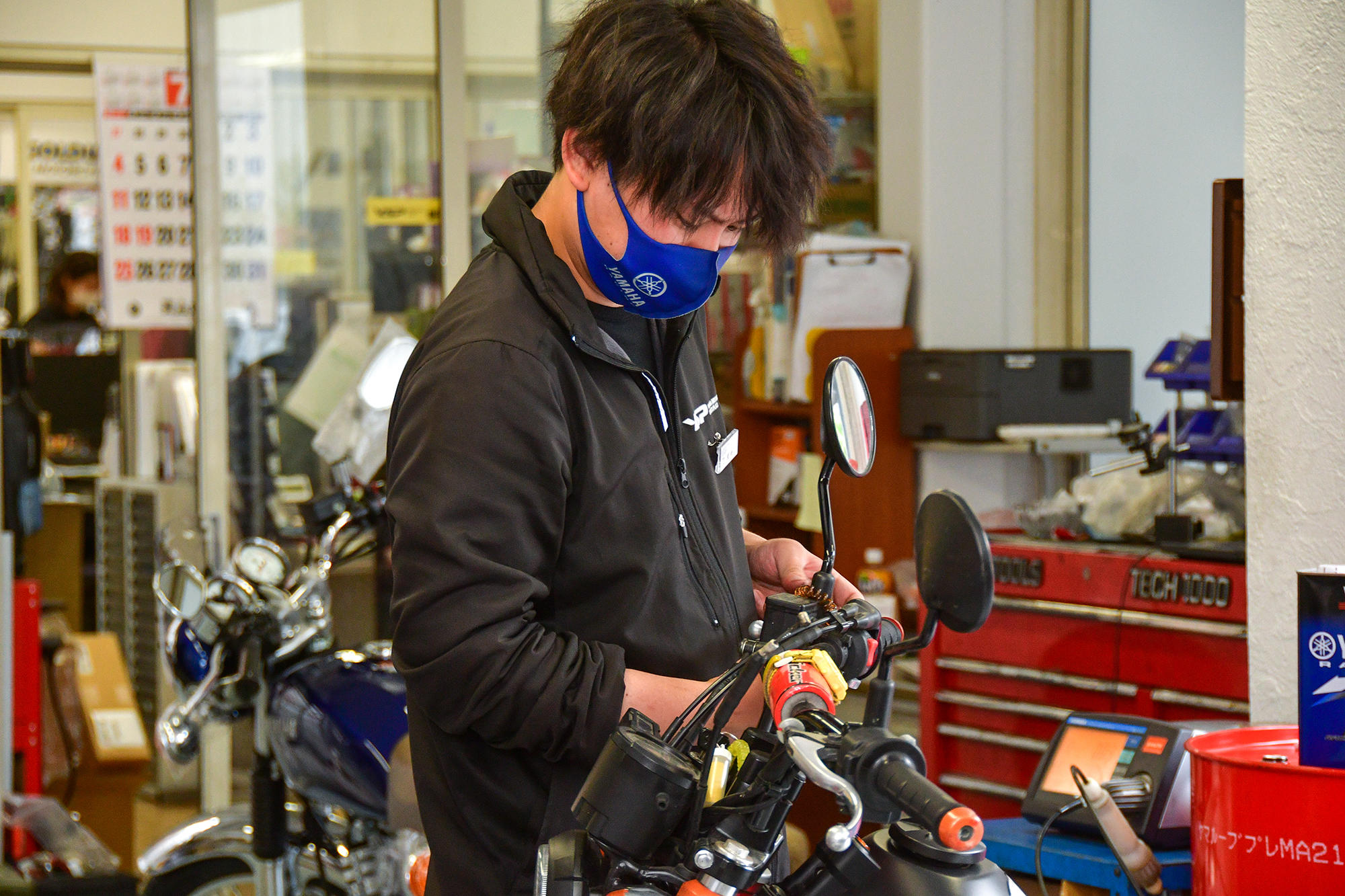 バイクだけでなく、冬ともなれば、除雪機の点検・整備も行います。