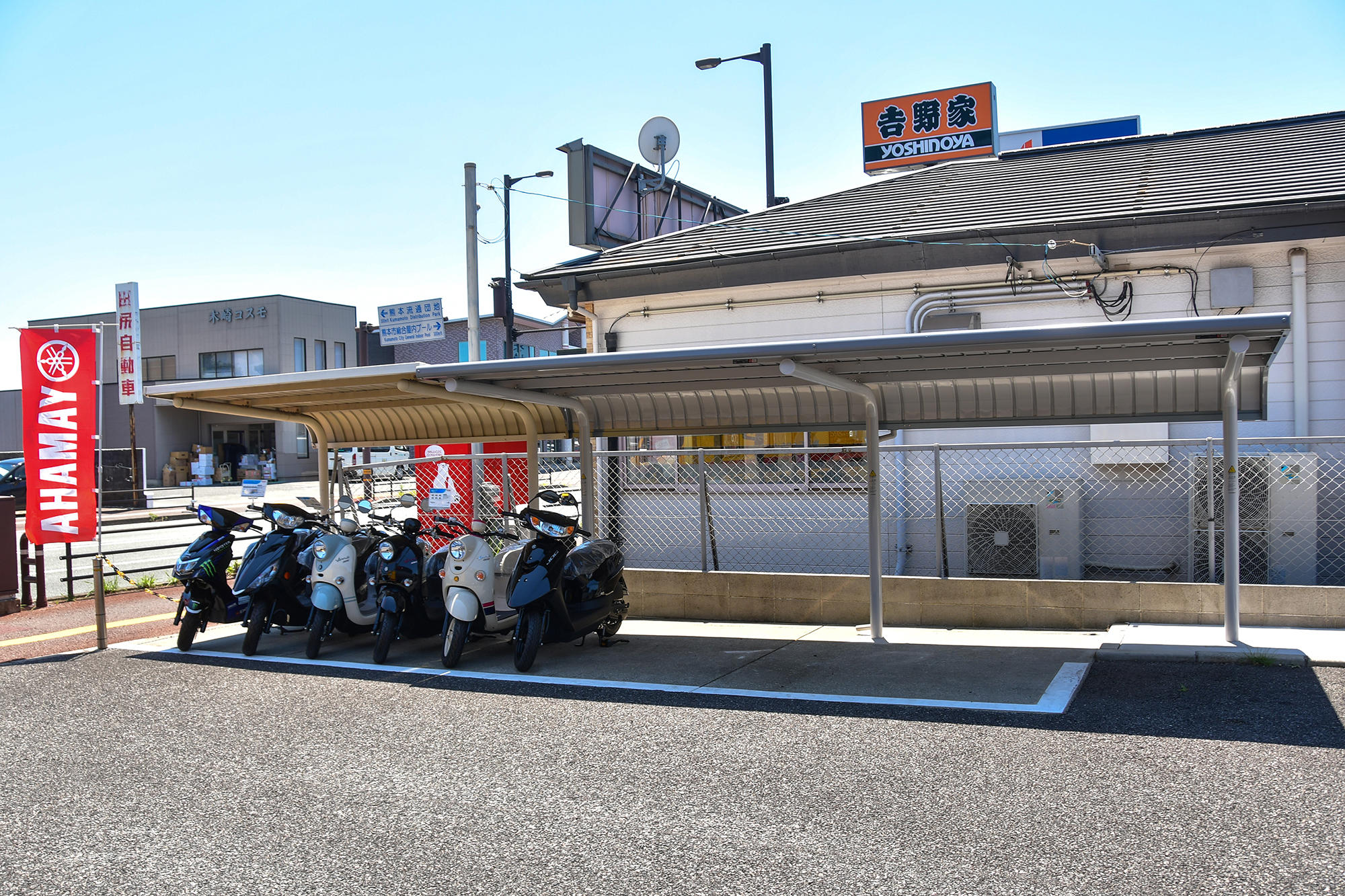 店舗敷地に入ると屋根付きの二輪駐車があります