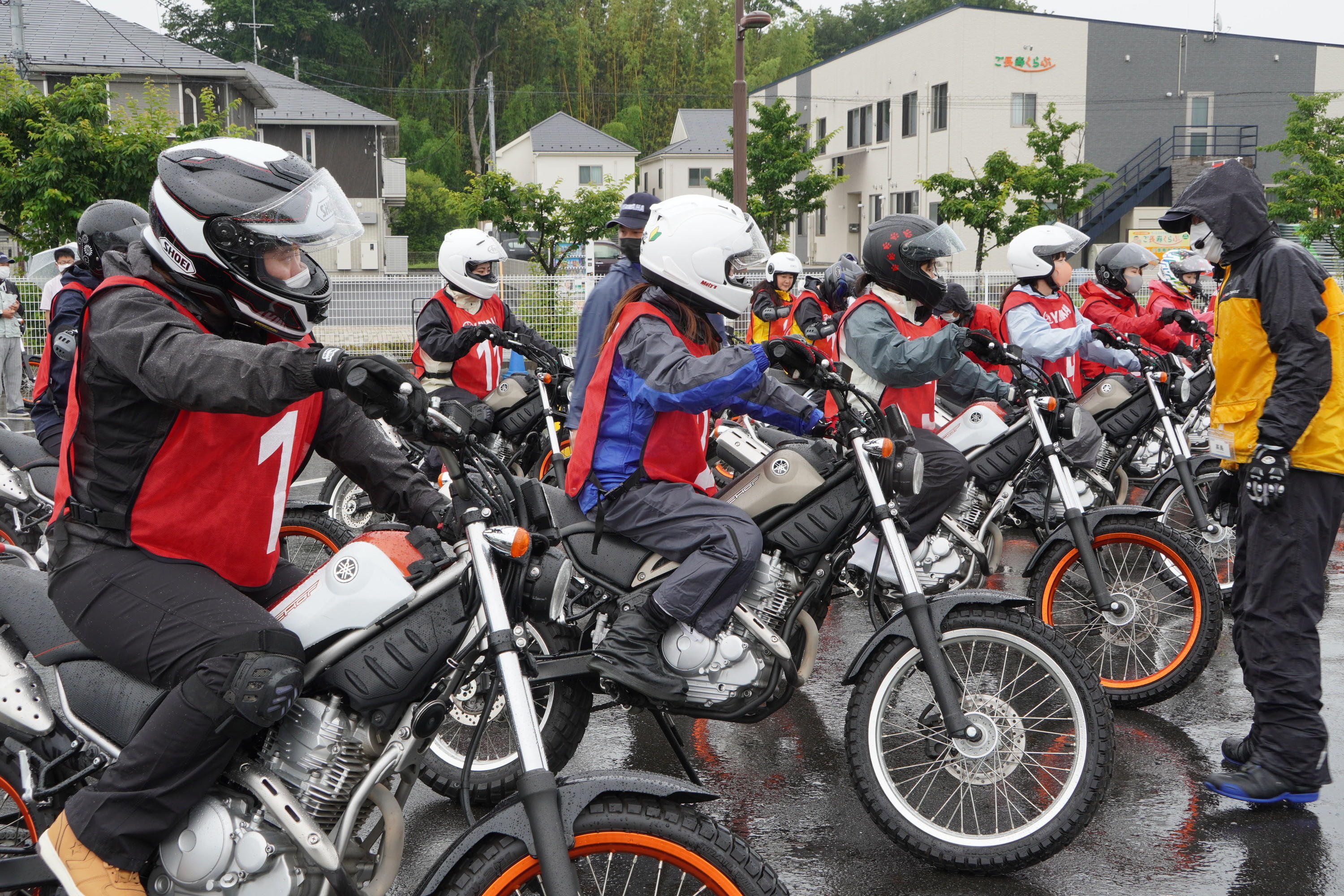 写真に写っているスタッフさんもバイクが大好きな女性ライダーなんですよ