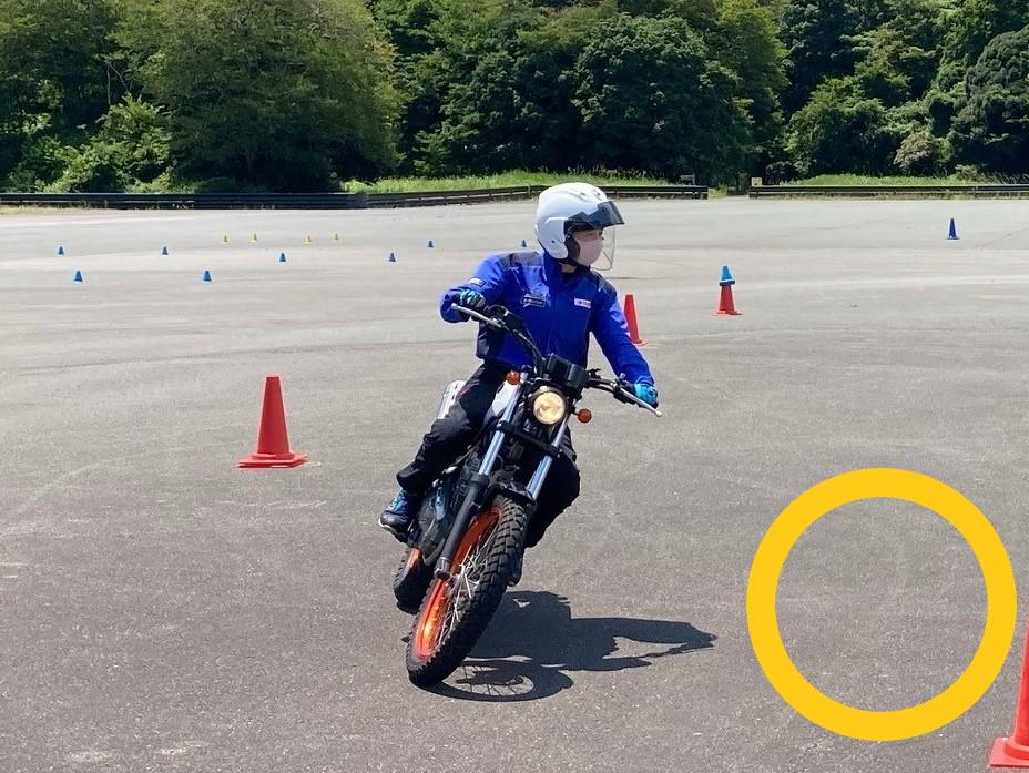 しっかりとニーグリップして、下半身でバイクを倒し曲がるようにしましょう