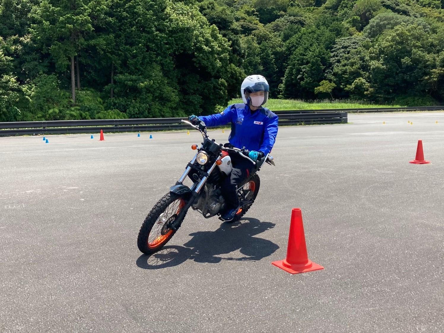 基本的には内足側もニーグリップして、バイクをホールドするようにしましょう