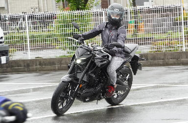 「乗らずに学べるバイクレッスン」エンジンオイル交換にチャレンジ！