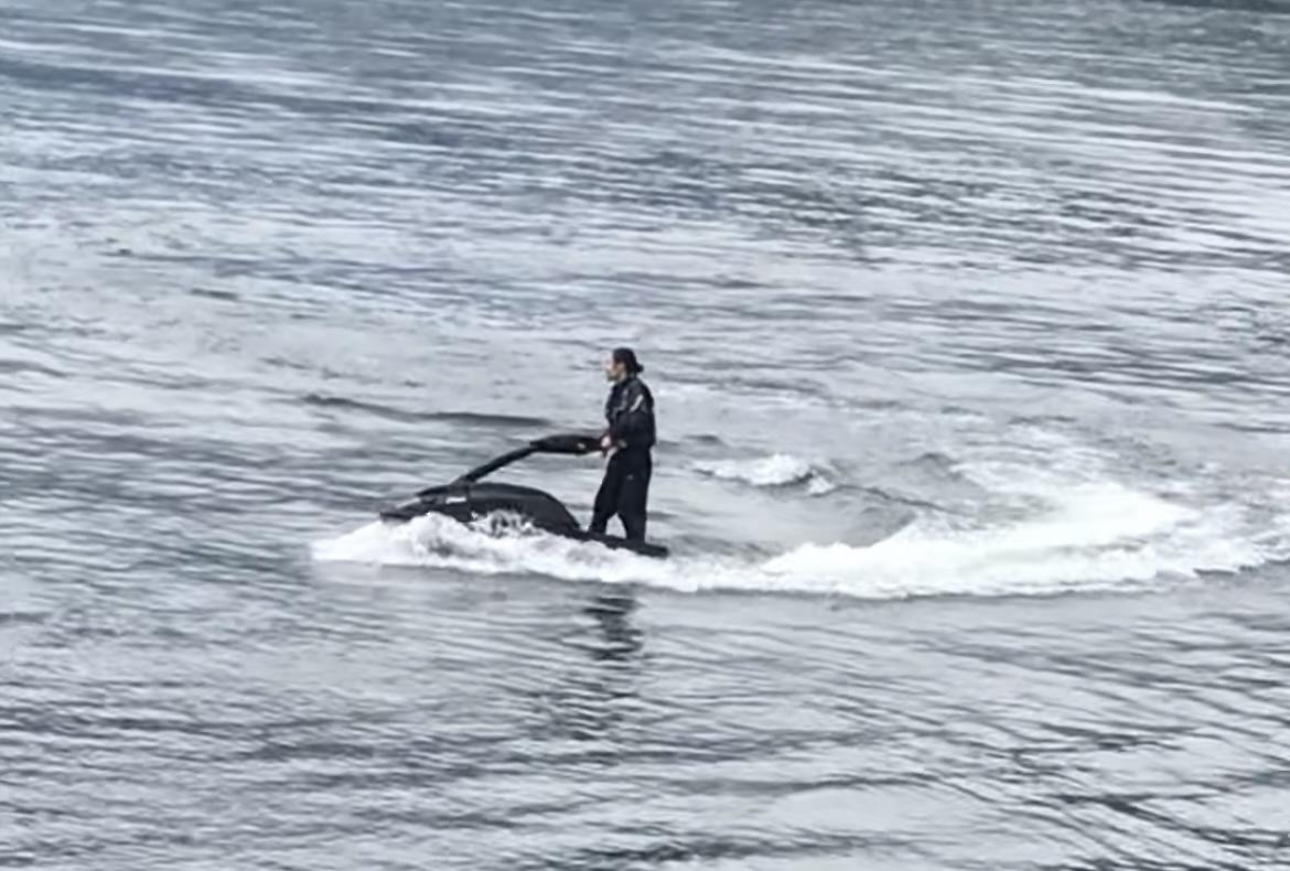 水上バイクで走行する写真""