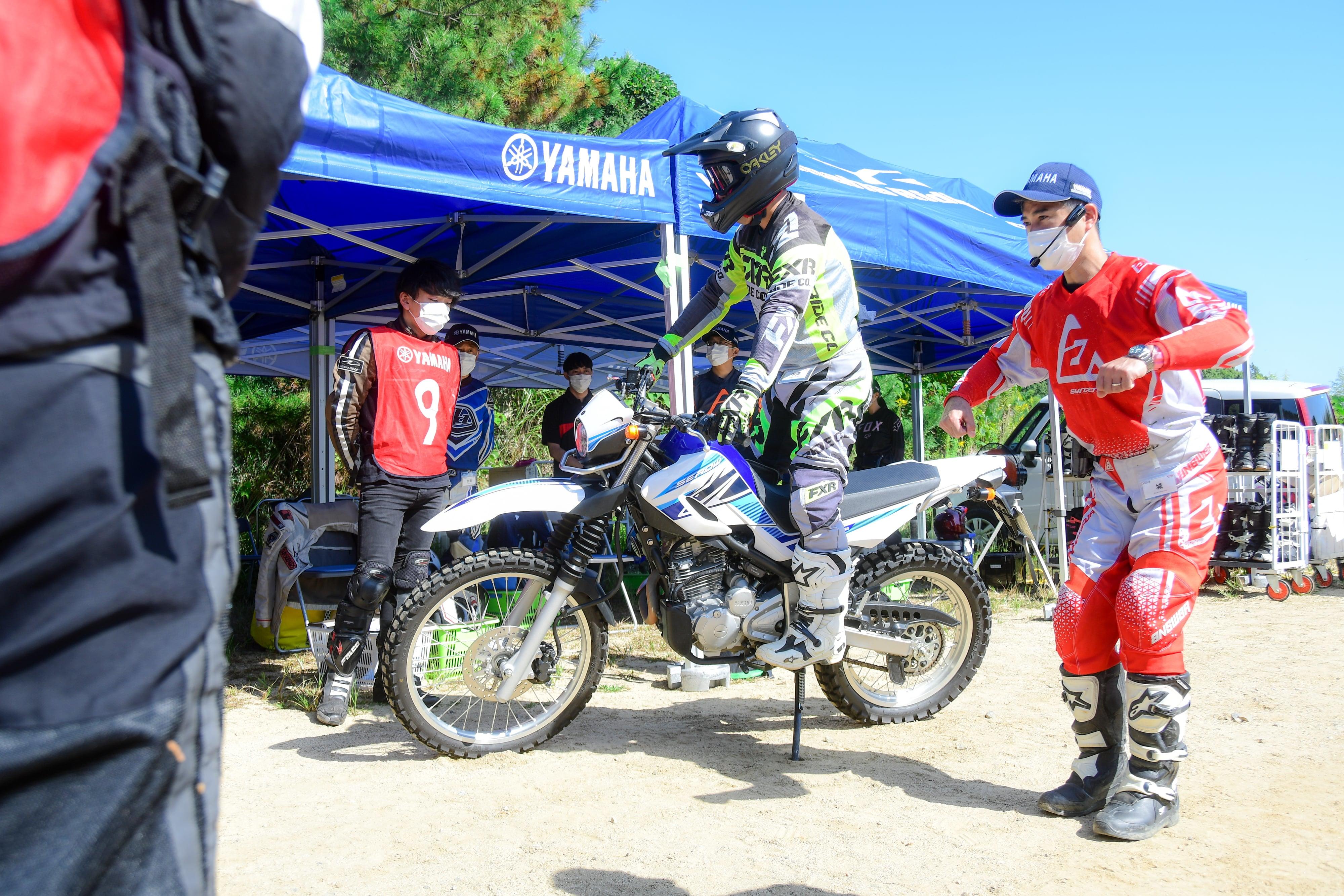 オフロードバイクに乗る際の基本姿勢を簡単に説明した