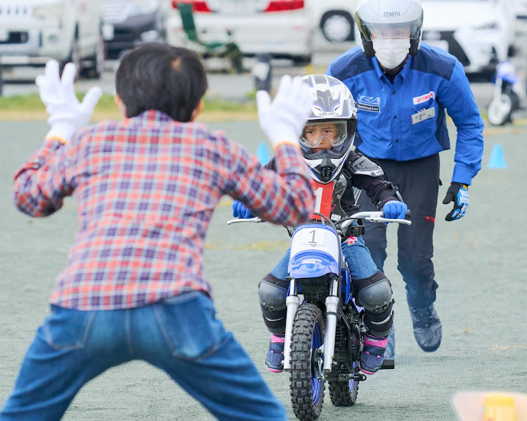 子どものバイク体験を保護者がサポートしながら一緒に学ぶ