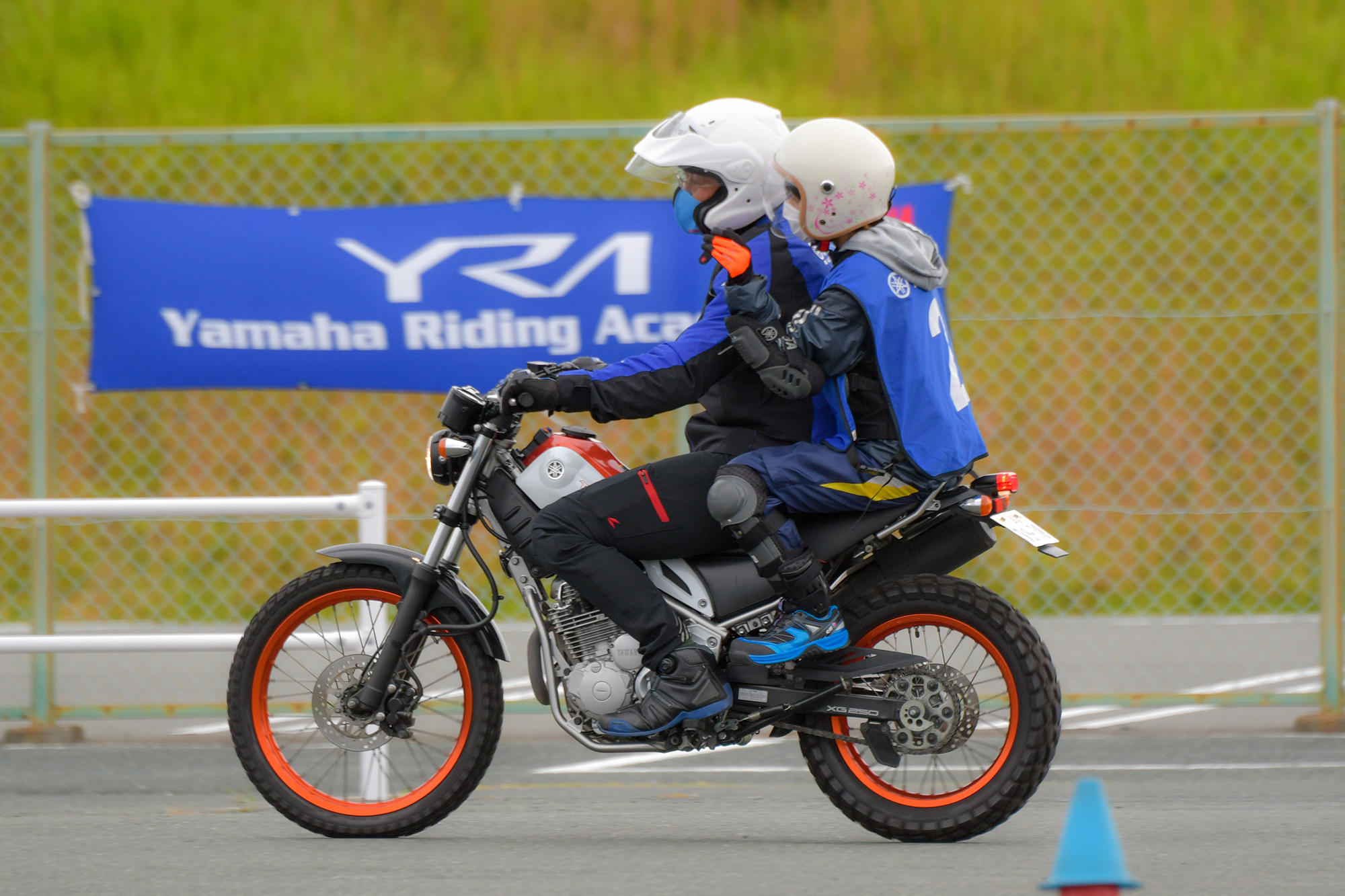 一緒にバイクに乗って挙動を体感してもらったり