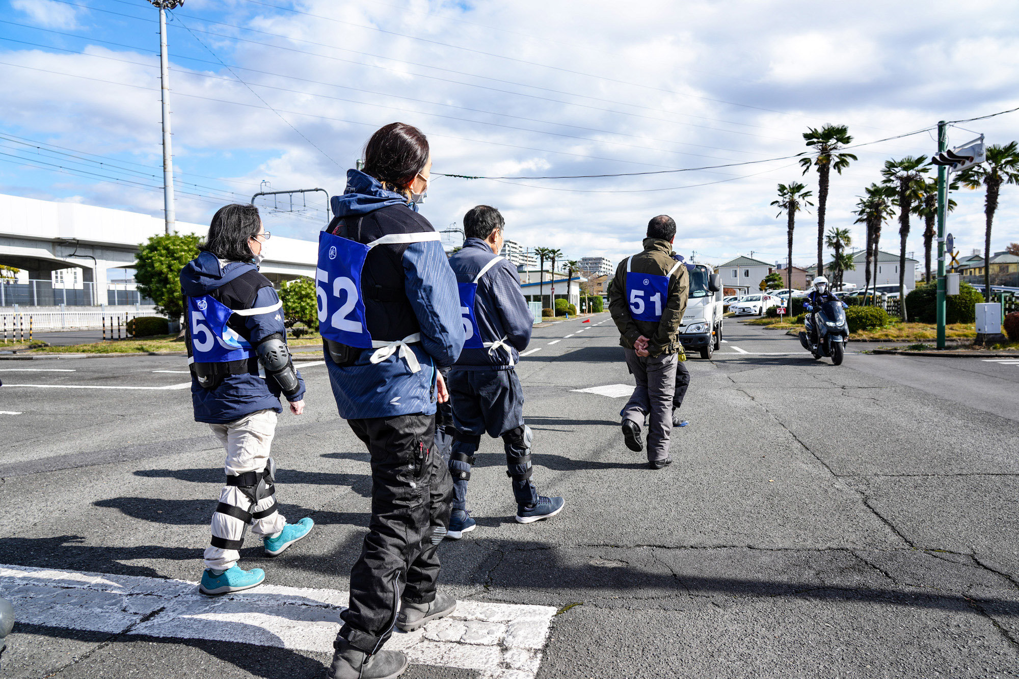 時速40kmで直進してくるトラックとスクーターの2台を真正面から観察。