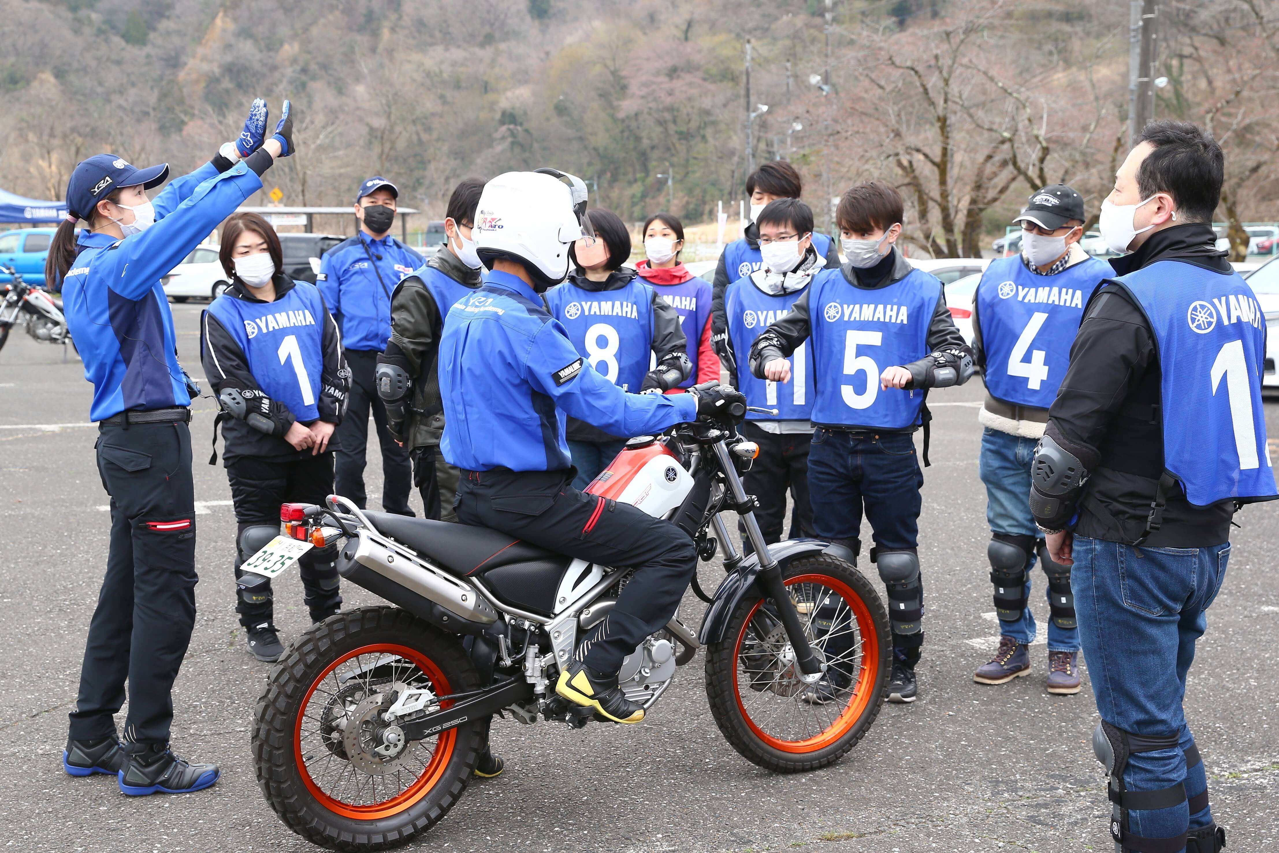 続いてバイクの取りまわし