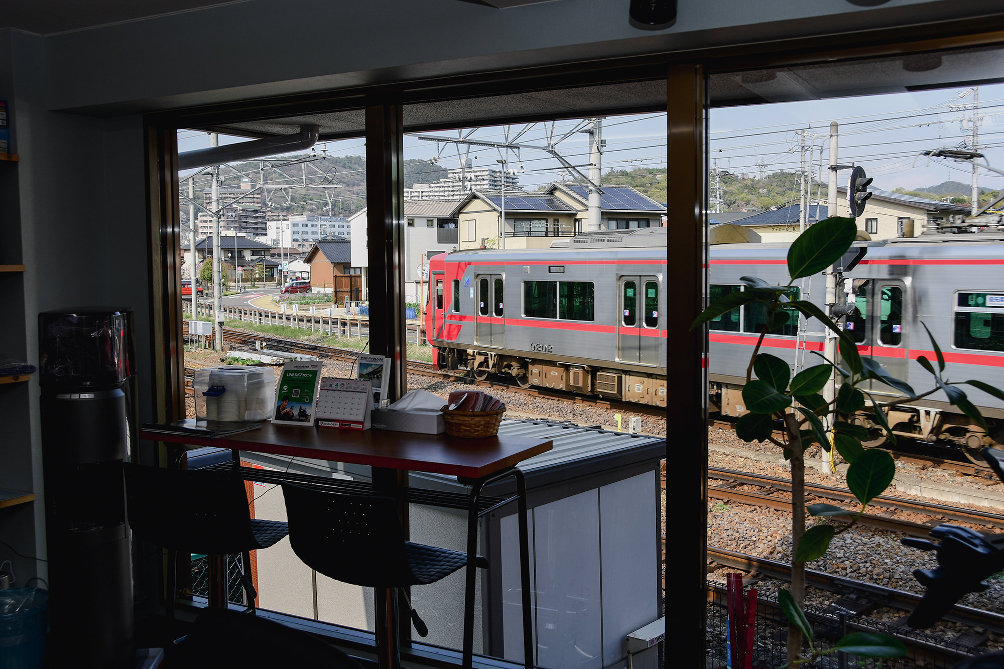 店舗のすぐ裏が名鉄・犬山線の線路。