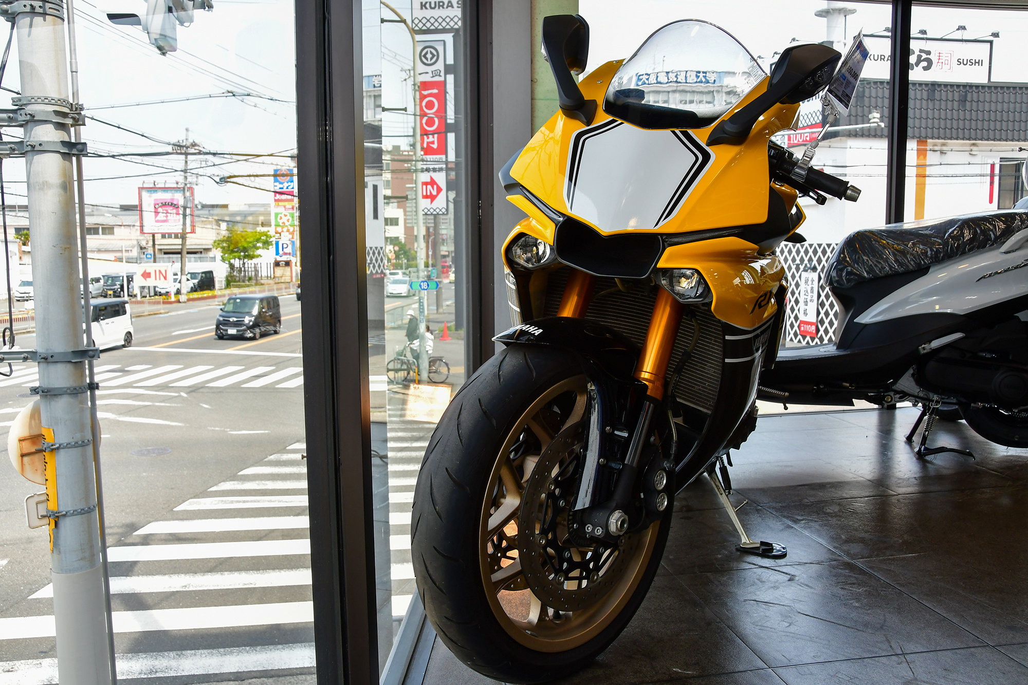 車やバイクだけでなく、京阪本線・寝屋川市駅から徒歩約15分と公共交通機関でのアクセスも良好です。