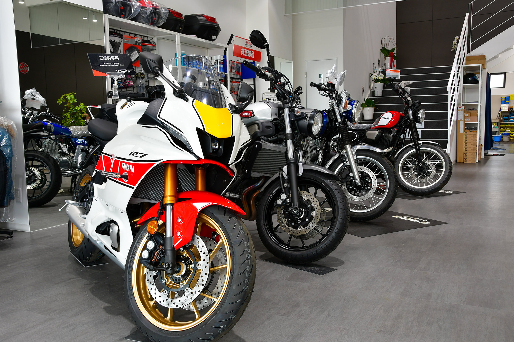 店舗の中央にはYZF-R7 WGP 60th Anniversary