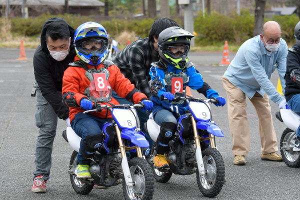 ブレーキ練習は後ろから、押したり、