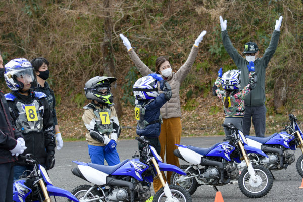 手を上にあげたら、「加速」だよ。手をさげたら「減速」です