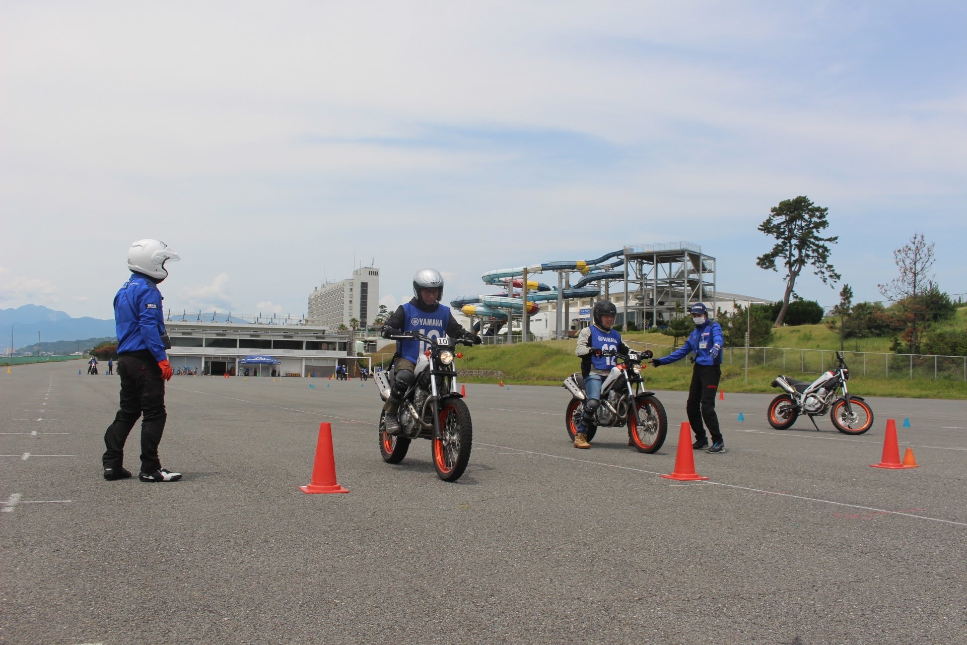 一番の練習は「バイクに多く乗り、操作などに慣れる」ことで、且つ、「走行時間を継続して持ち続ける」ことだと考えると、普通に公道走行をするのが一般です。