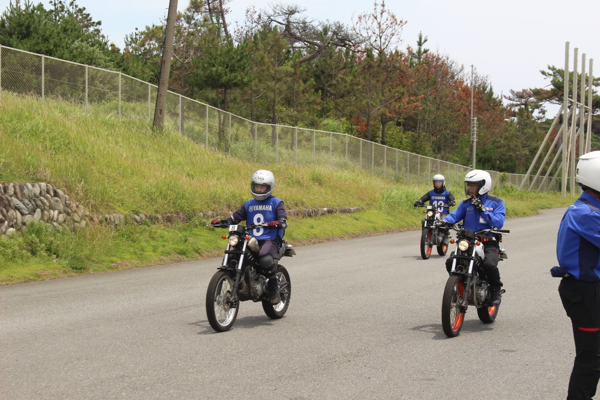 一番の練習は「バイクに多く乗り、操作などに慣れる」ことで、且つ、「走行時間を継続して持ち続ける」ことだと考えると、普通に公道走行をするのが一般です。