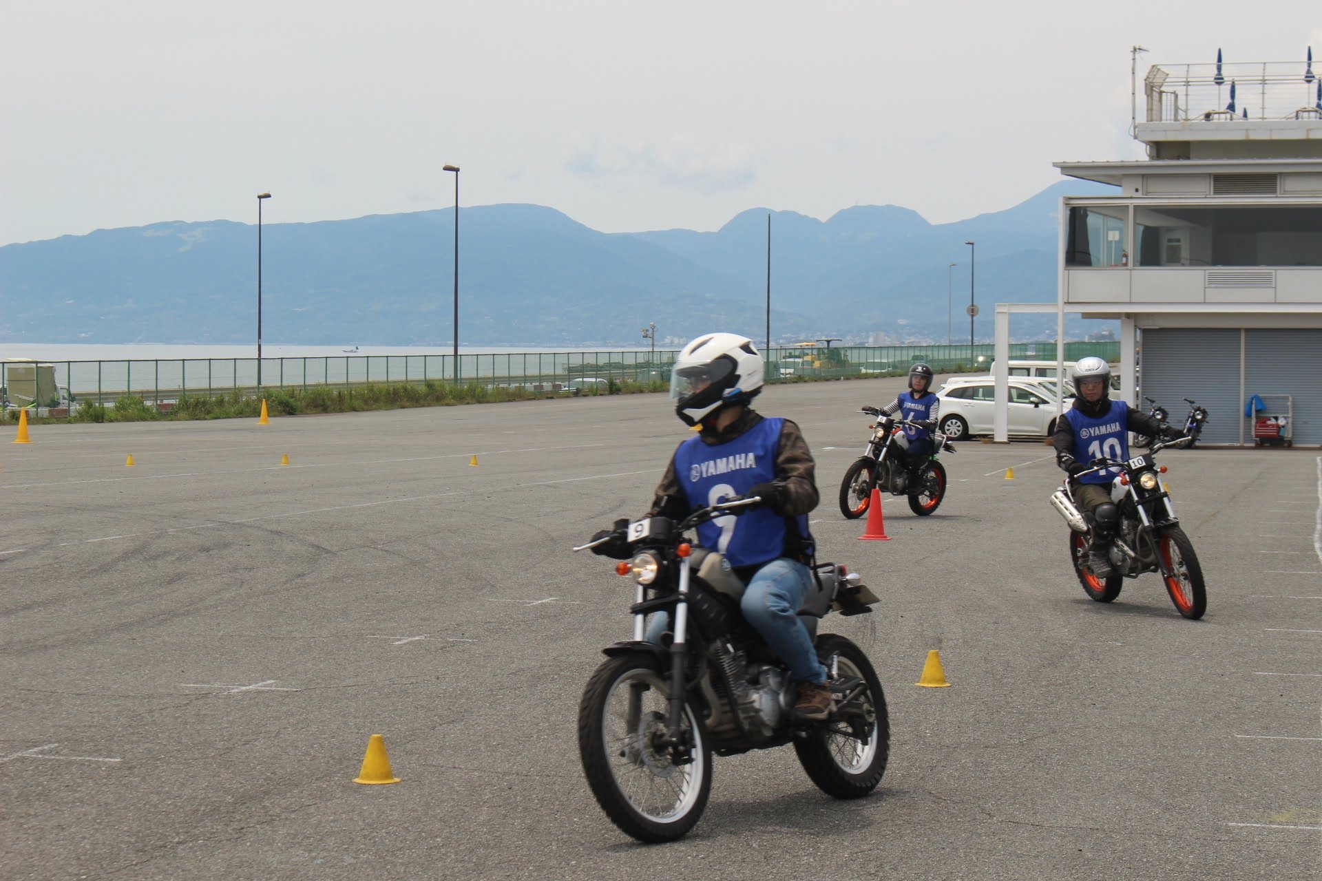 一番の練習は「バイクに多く乗り、操作などに慣れる」ことで、且つ、「走行時間を継続して持ち続ける」ことだと考えると、普通に公道走行をするのが一般です。