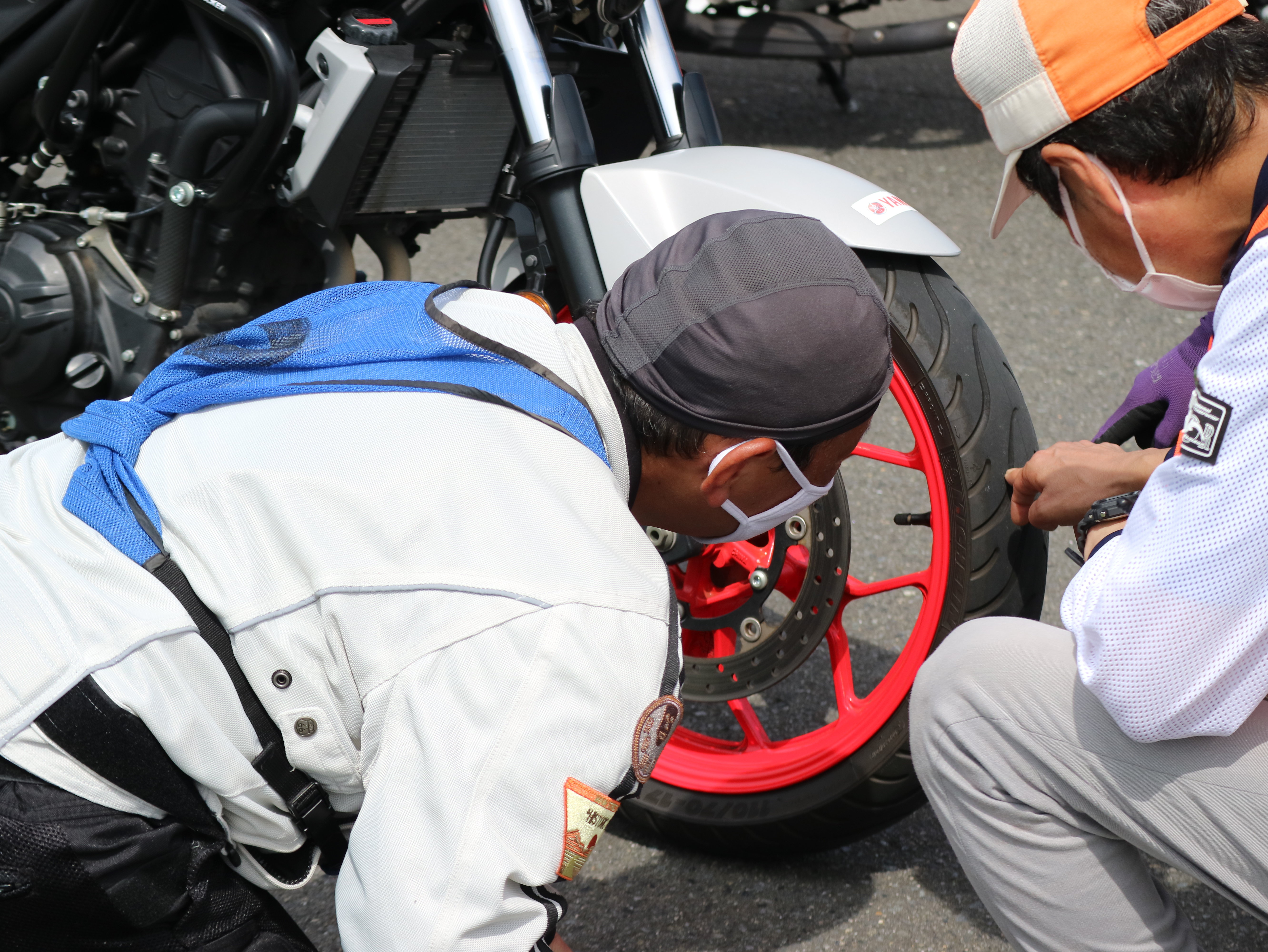 私が7月に見学でお伺いした神奈川県のグッドライダーミーティングでは講習前に車両点検も行い、受講者の方がわからないことについて二輪車安全運転指導員の方へ積極的に質問をしている姿も多く見受けられました。