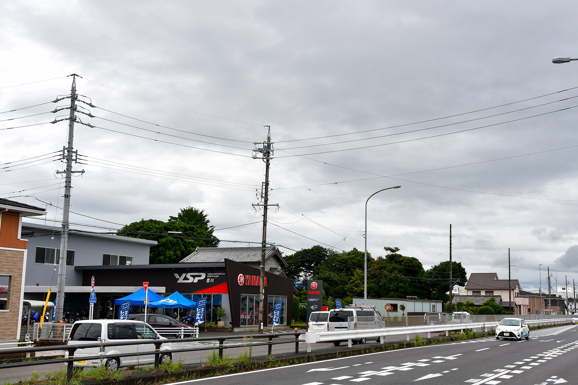 名鉄名古屋本線・小田渕駅から500mほどの国道1号線に面しているYSP豊川さん。