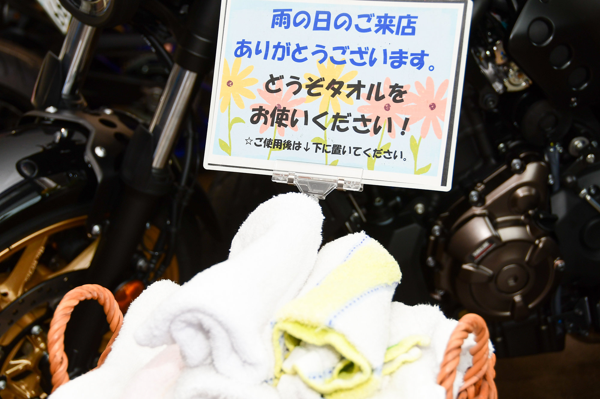 イベントの案内は、店の掲示板に張り出しています。ネットを使えばいろんな情報が入手可能な今だからこそ、あえて店頭での直接のやり取りを大切にしています