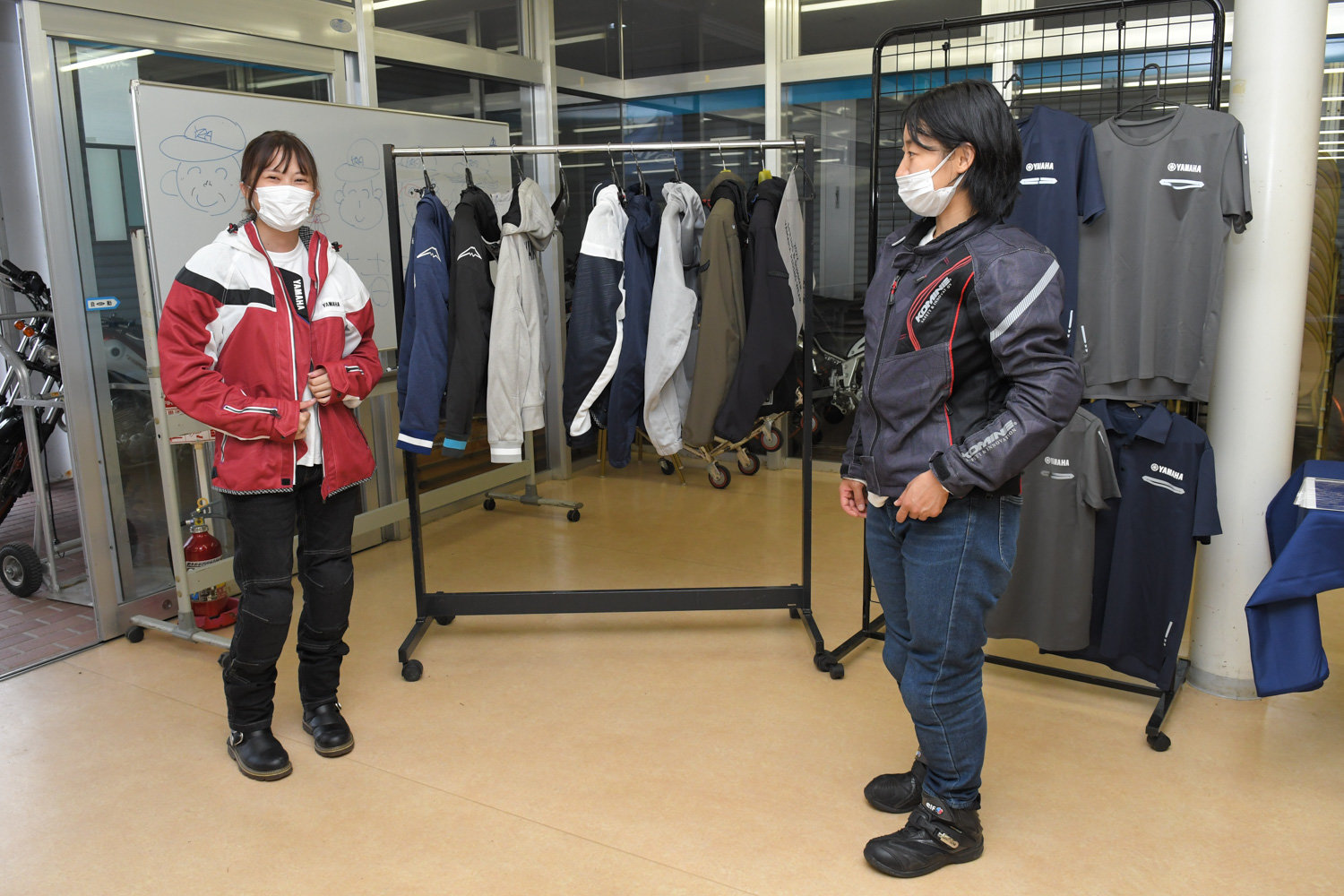 多くの方に展示を見たり試着したりしていただけました！安全にバイクを楽しむには、装具をしっかり着用することも重要です。