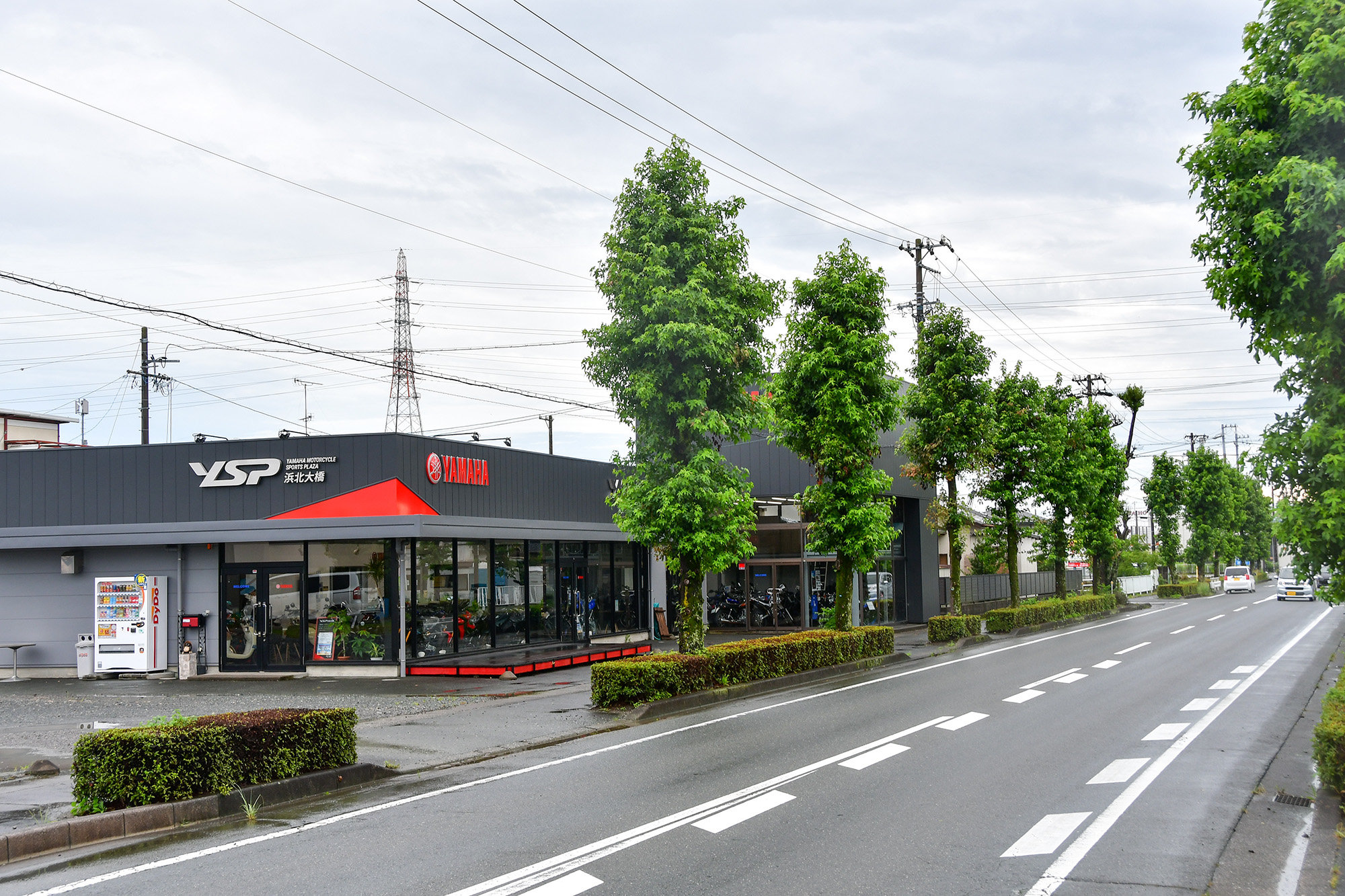 YSP浜北大橋の外観 浜松市と磐田市を結ぶ、天竜川にかかる浜北大橋の浜松市側のたもとに位置するYSP浜北大橋さん