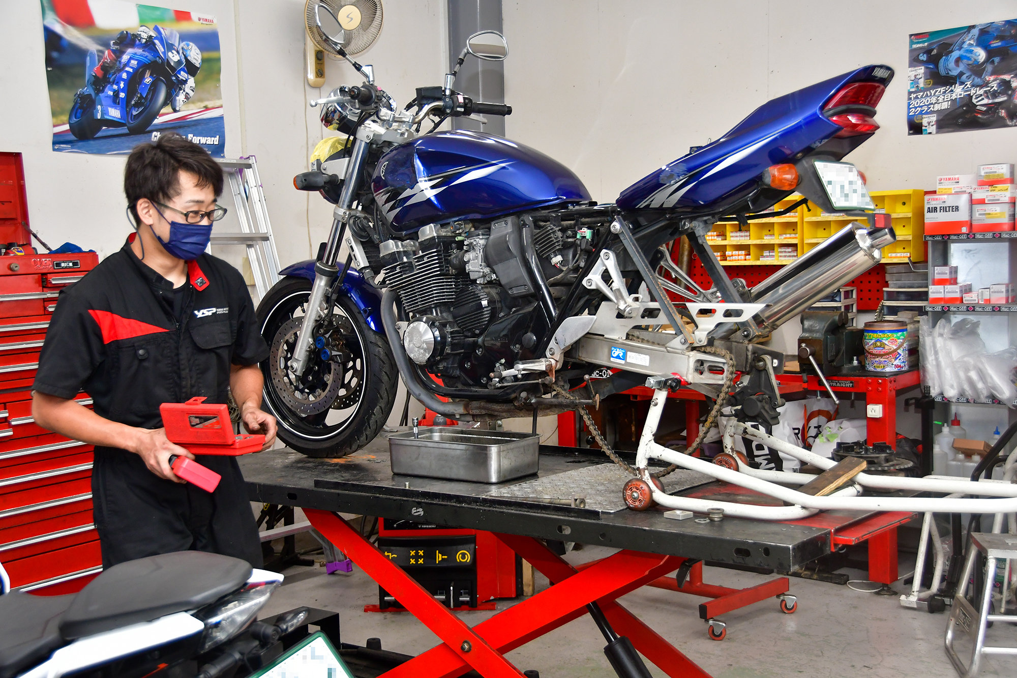 バイク整備中2