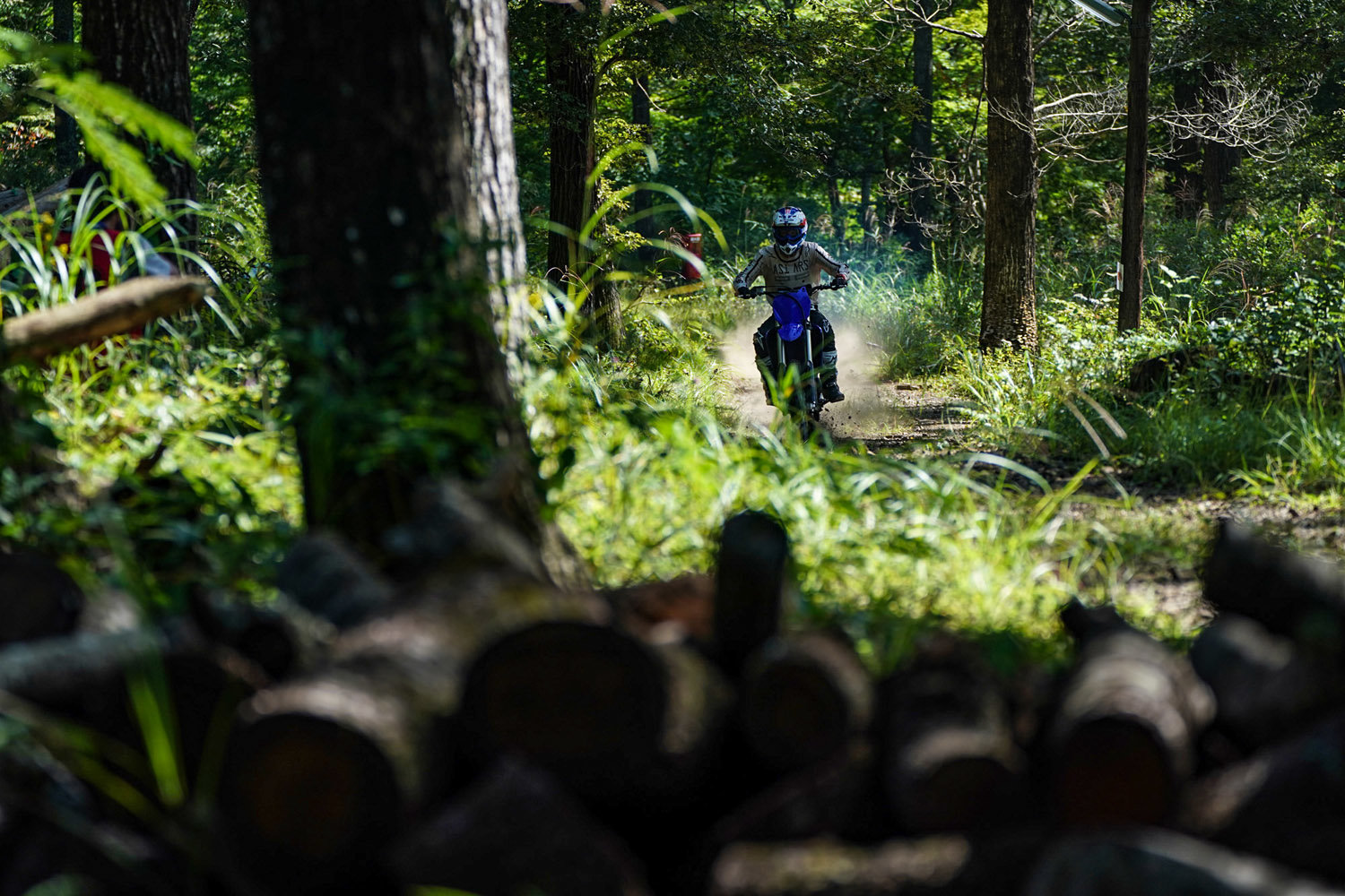 一方のYZ250Xは、2022年モデルのYZ250をベースとして