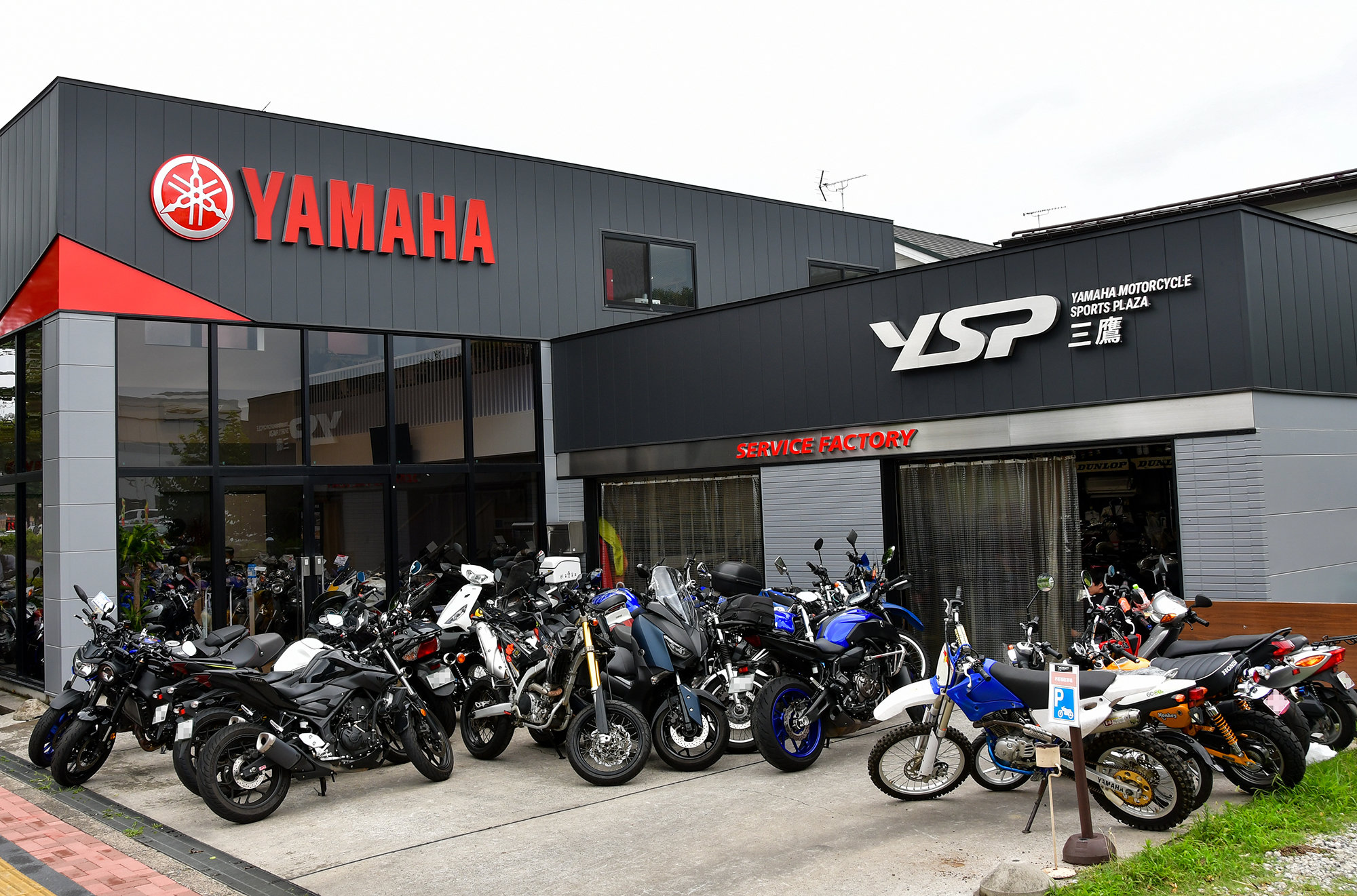 鈴鹿8耐完走経験のある店長はじめ、バイクが大好きなスタッフが、オン・オフ問わず一緒に遊び楽しませてくれるYSP三鷹