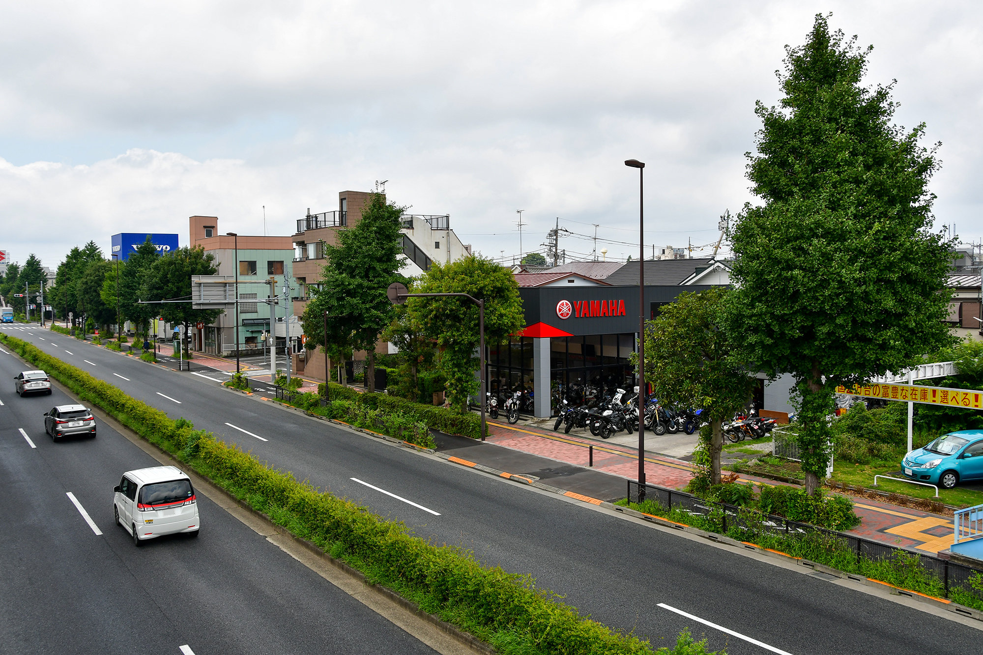 JR中央線・三鷹駅からバスで15分ほど、京王線・調布駅からもバスで20分弱と、JRと京王線どちらからもアクセスが可能です。
