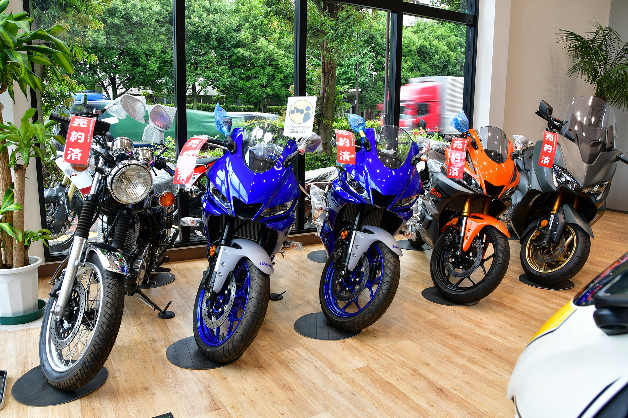 今回店舗をリニューアルするにあたり、ヤマハスポーツバイク専門店としての品質の高さは備えつつも、長くお付き合いのある地元のお客さまをはじめ、初めてバイクを購入される方など、どなたでも入りやすい店舗にしたい