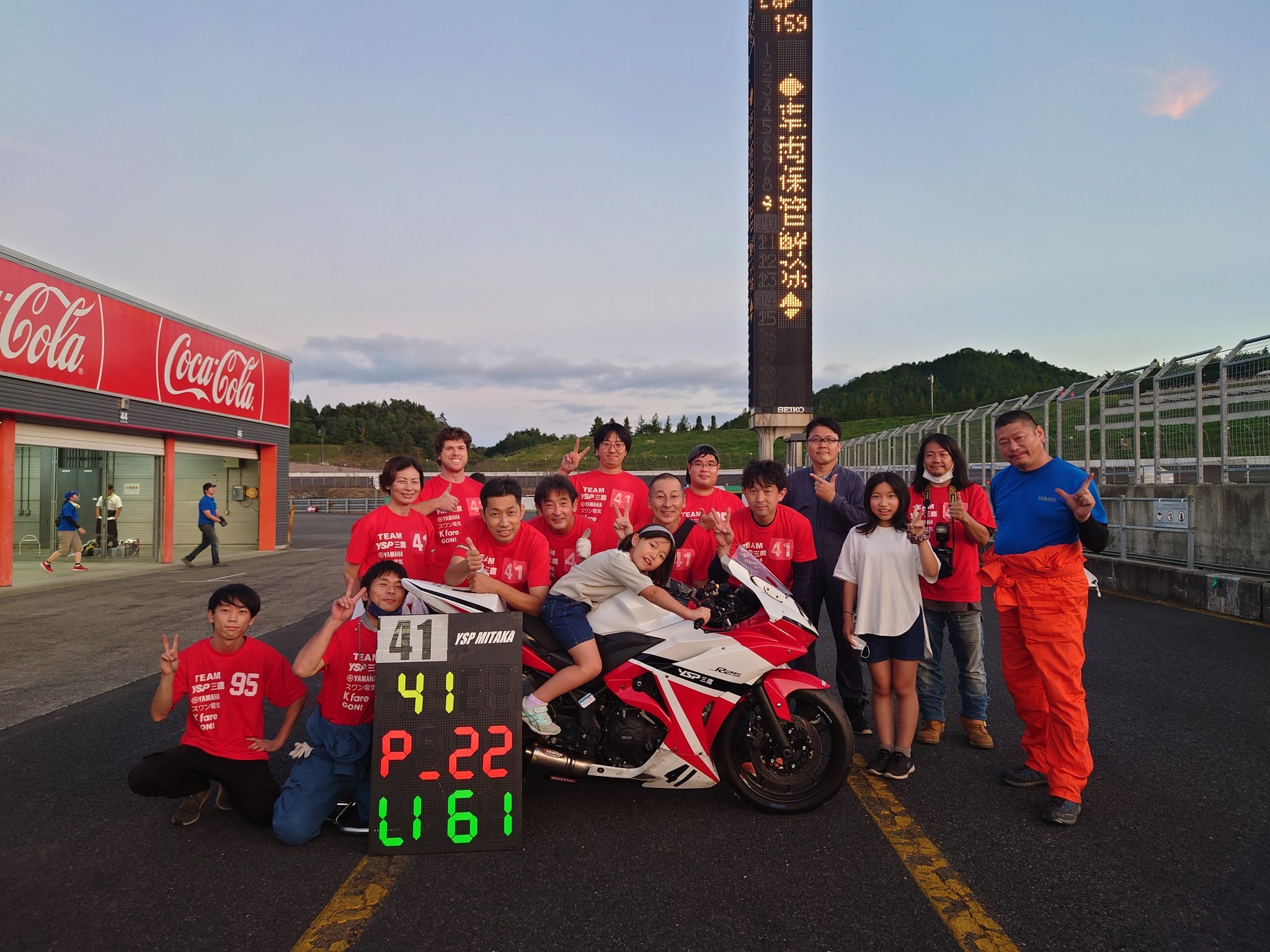 サーキット走行イベントにはカメラを載せたYZF-R25とYZF-R6を持ち込み、お客さまが参加されるクラスに合わせて若松店長も一緒に走行。