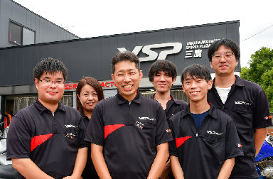鈴鹿8耐完走経験のある店長はじめ、バイクが大好きなスタッフが、オン・オフ問わず一緒に遊び楽しませてくれるYSP三鷹