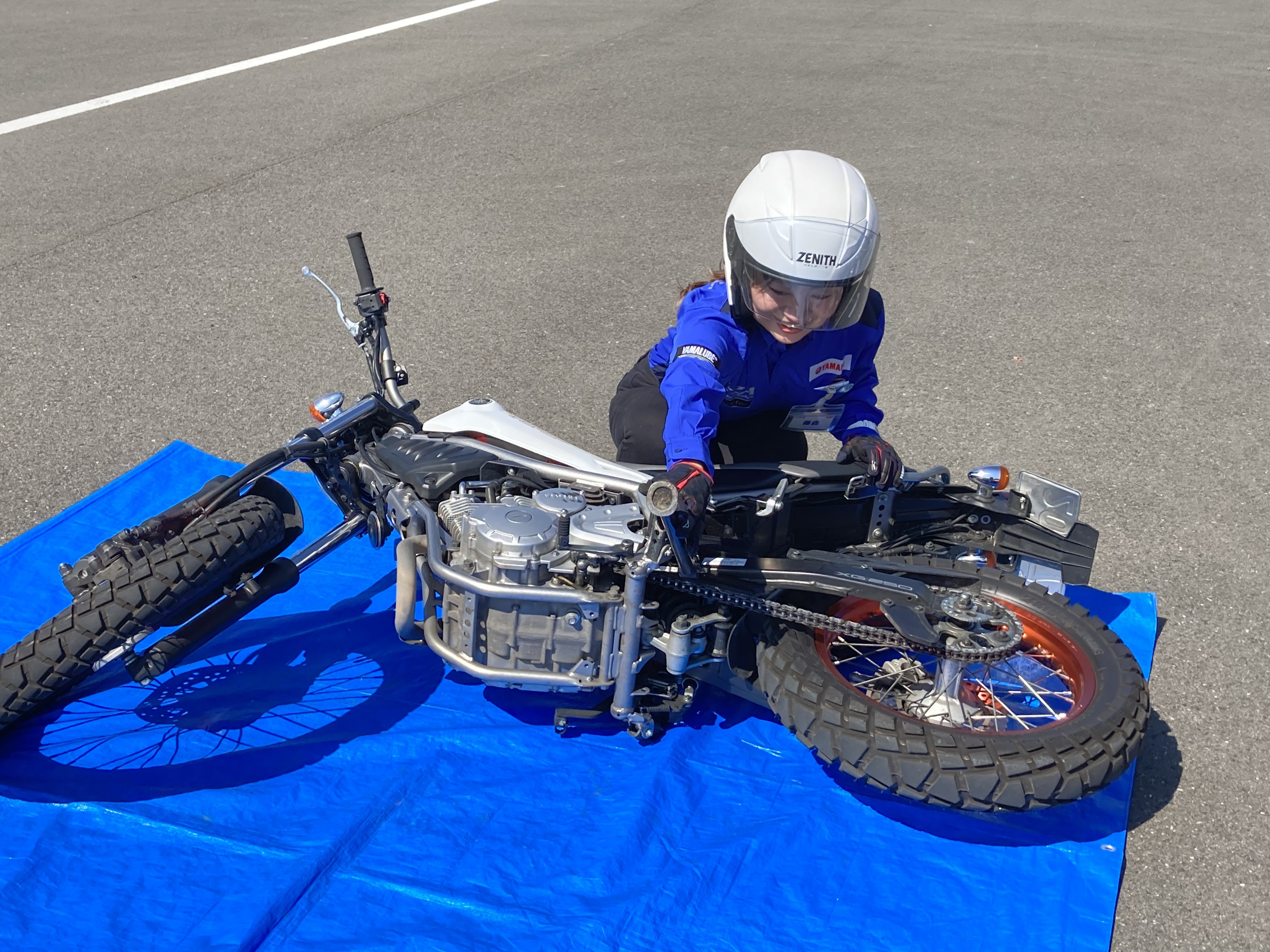 バイクのサイドスタンドを出す