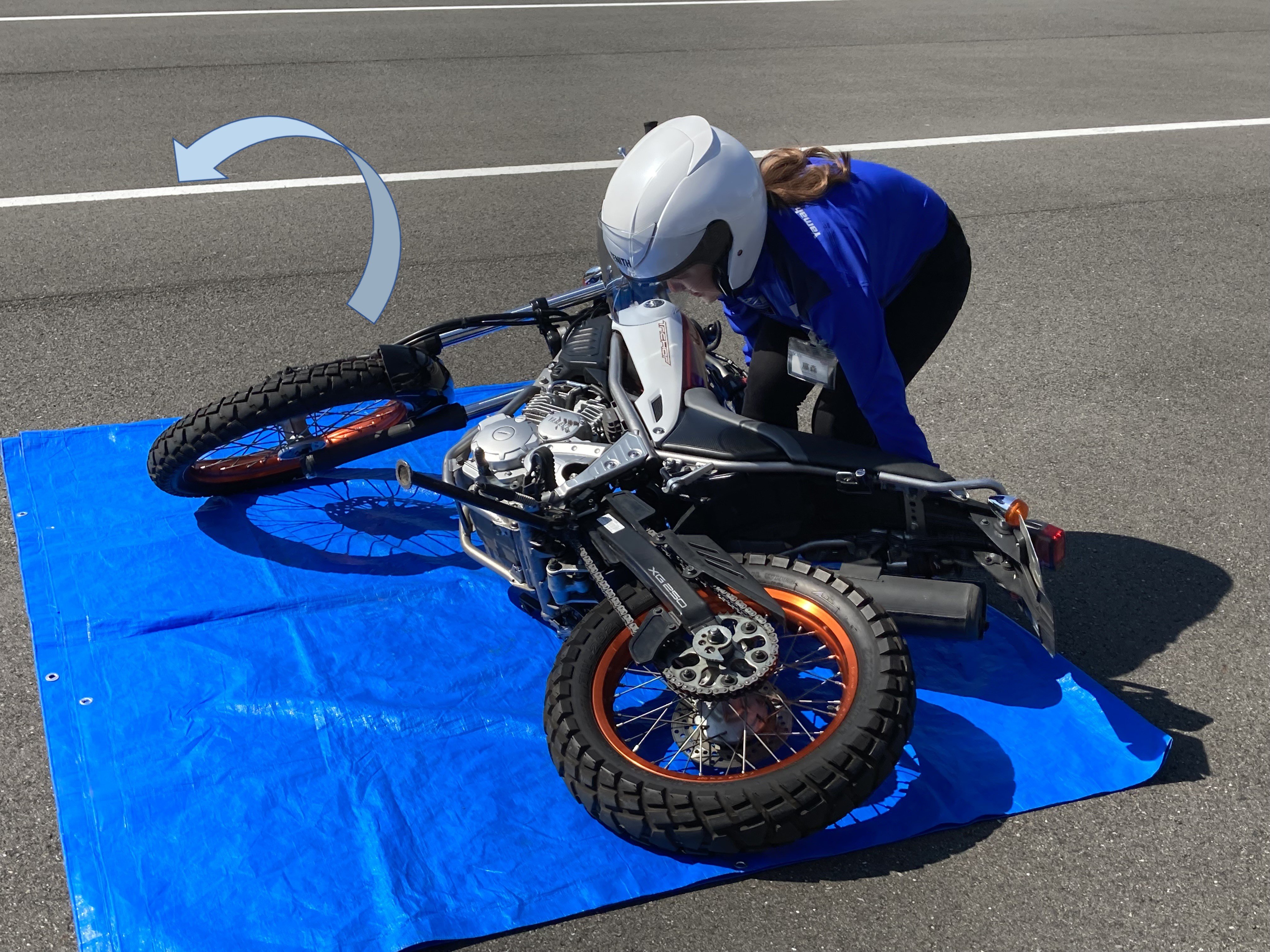 下半身の力でバイクを起こすのです