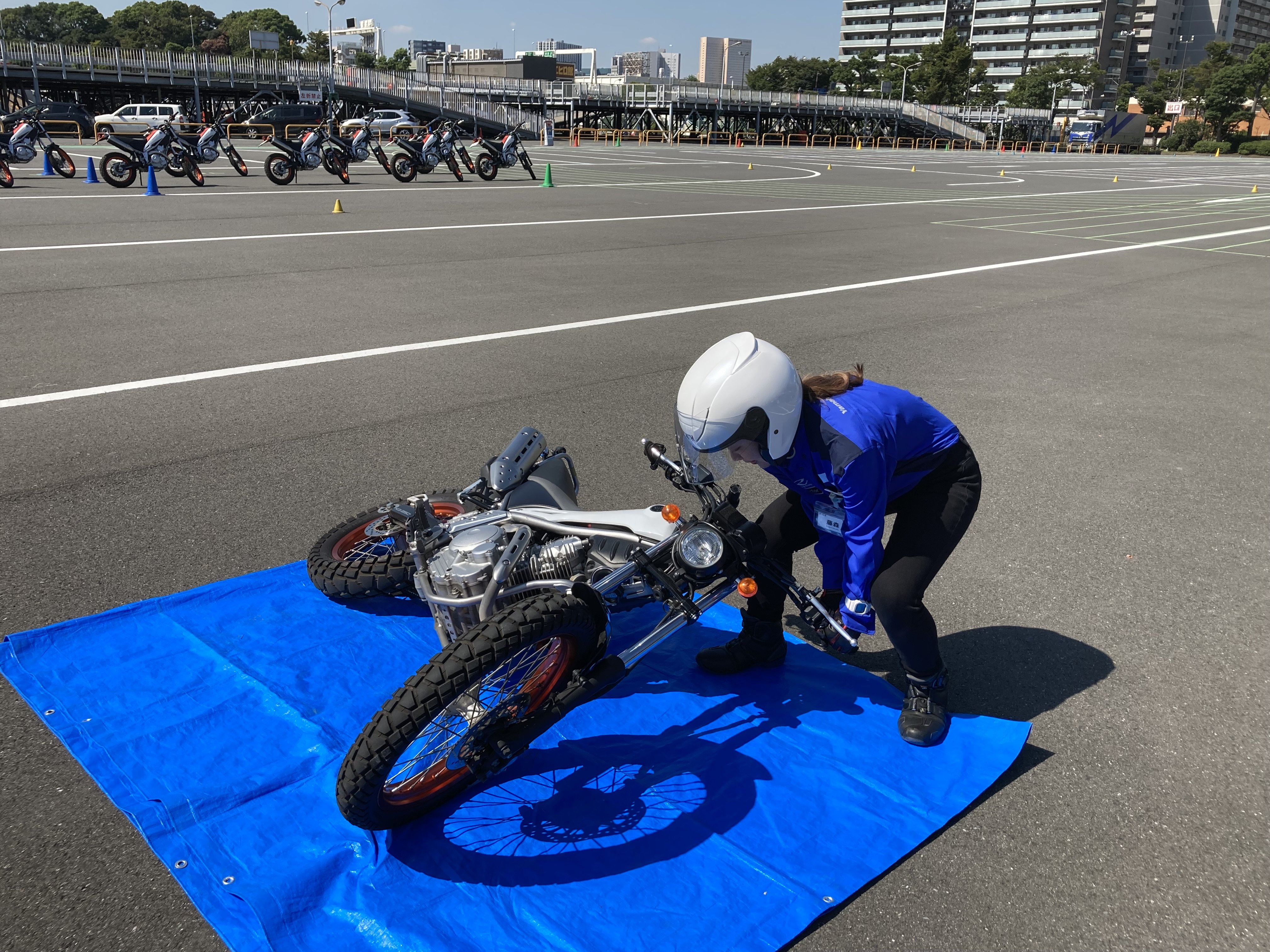 起こし始めは、腕を伸ばしたまま、下半身の力でバイクを起こしていきます