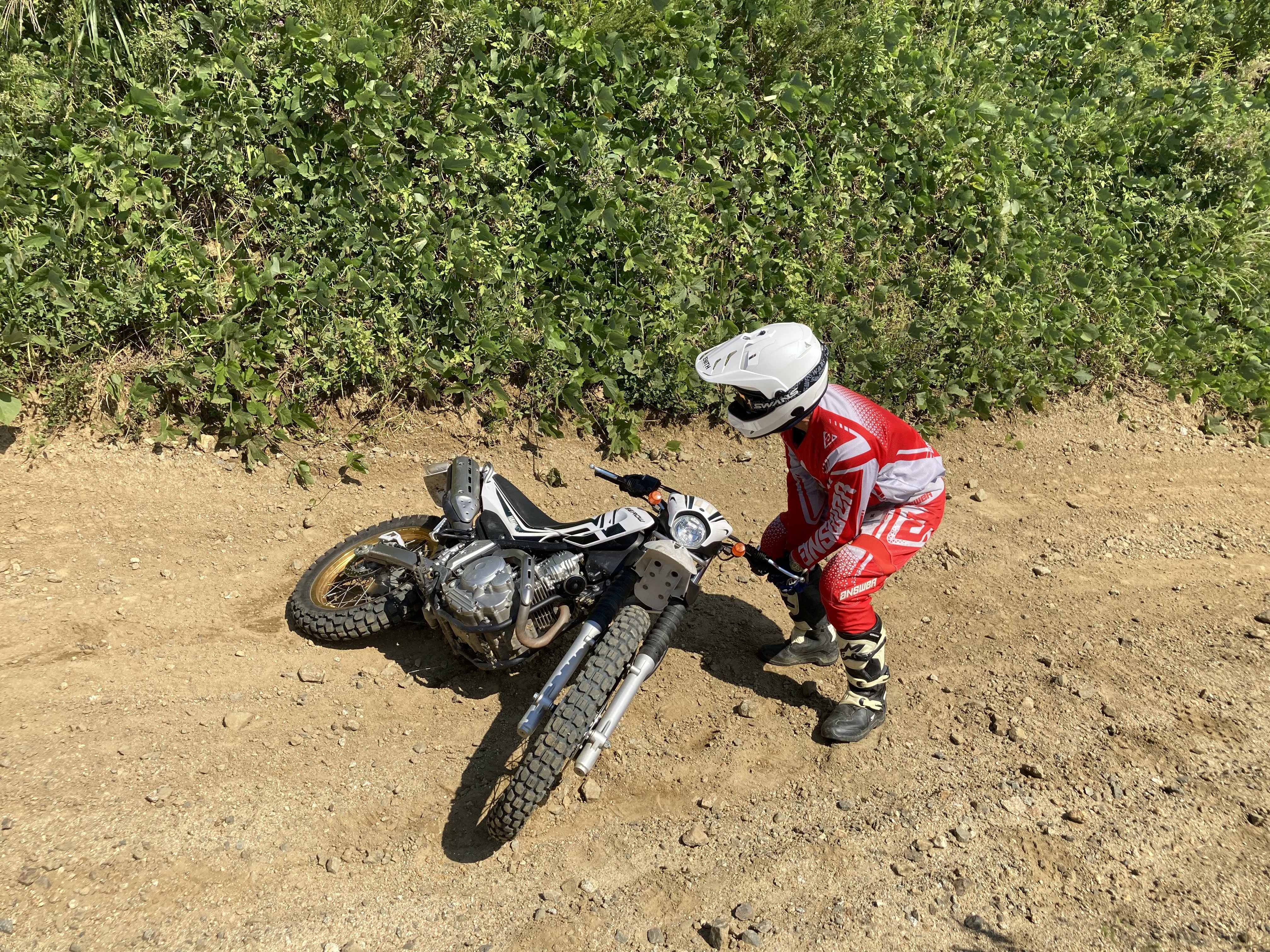 ハンドルを両手で持って、頑張ってバイクを少しでも地面から浮かせます