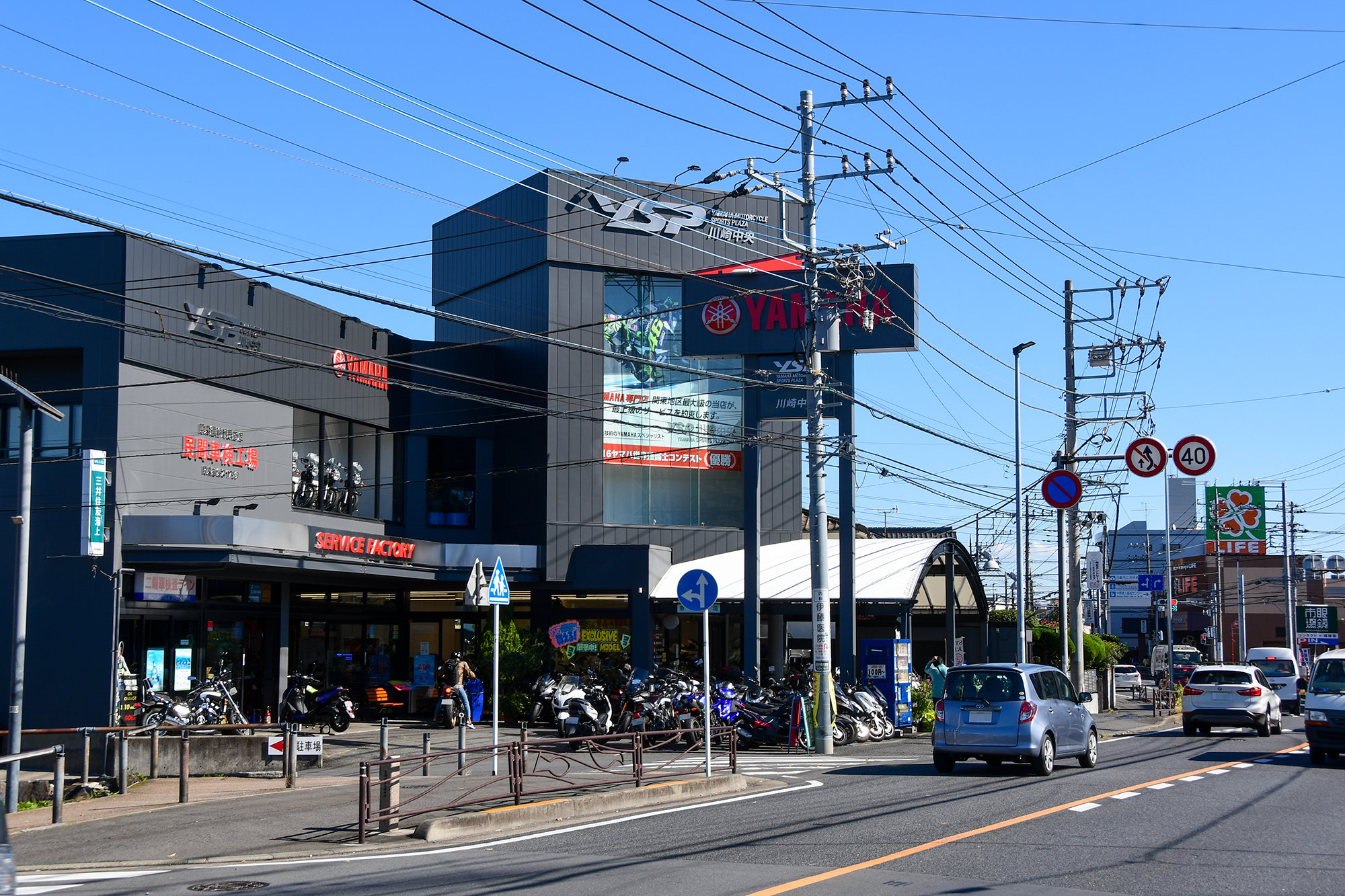 横浜市鶴見区と川崎市高津区を結ぶ尻手黒川道路（神奈川県道14号）に面しているYSP川崎中央さん。