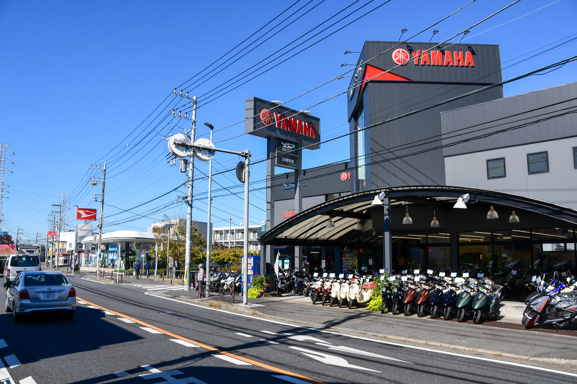 尻手黒川道路は、西に進むと第三京浜、国道246号を経て東名・東名川崎インターチェンジに直接接続するので、遠方からもアクセスしやすく、遠くは愛知県や栃木県などから来店くださるお客さまもいらっしゃるそうです。