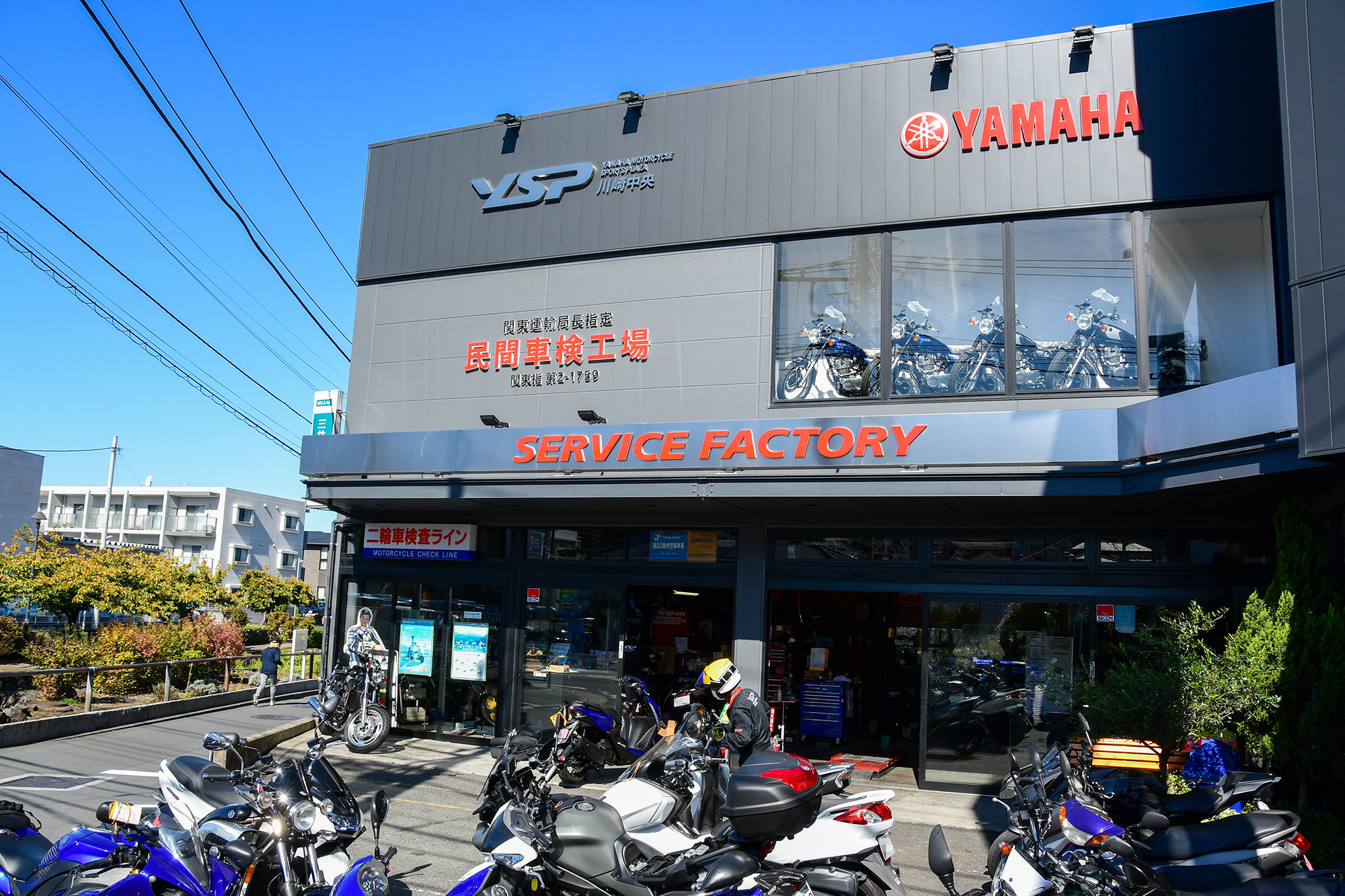 バイクは店舗前に、四輪車は店舗の裏側に駐車するスペースが用意されています。ハンドルロックをかけずにバイクを止めておくと、帰りやすいよう向きを変えてくださる配慮も。