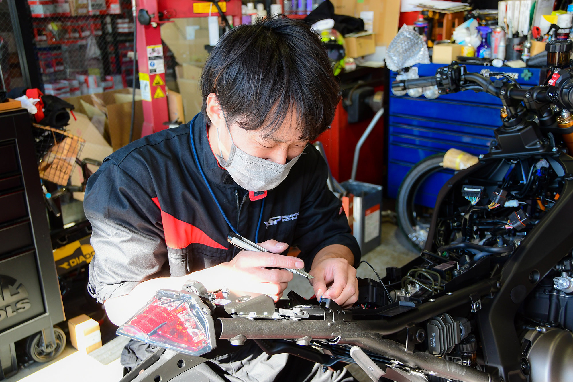 YSP川崎中央さんには、全世界のヤマハ車を取り扱うショップのメカニックがその腕前を競うヤマハワールドテクニシャングランプリで世界一になったメカニックが在籍しています。