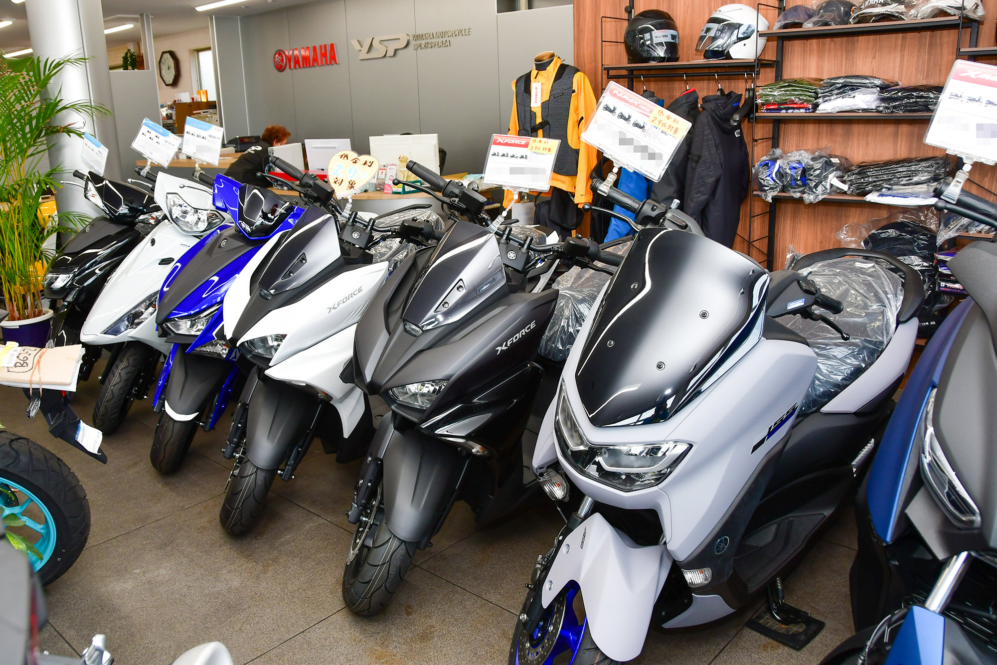 「先日買った車のことや、旬の野菜が採れたけど食べませんか？ など、バイク屋さんなのにバイクに関係のない話題が多いんです（笑）。心が打ち解けて、いろんなことを話してくれるので、時々人生相談されることも。ツーリングの帰りにお土産を持って立ち寄ってくださるお客さまもいらっしゃいますね。」と続けるのは営業・事務担当の橋本 美佳さんです。