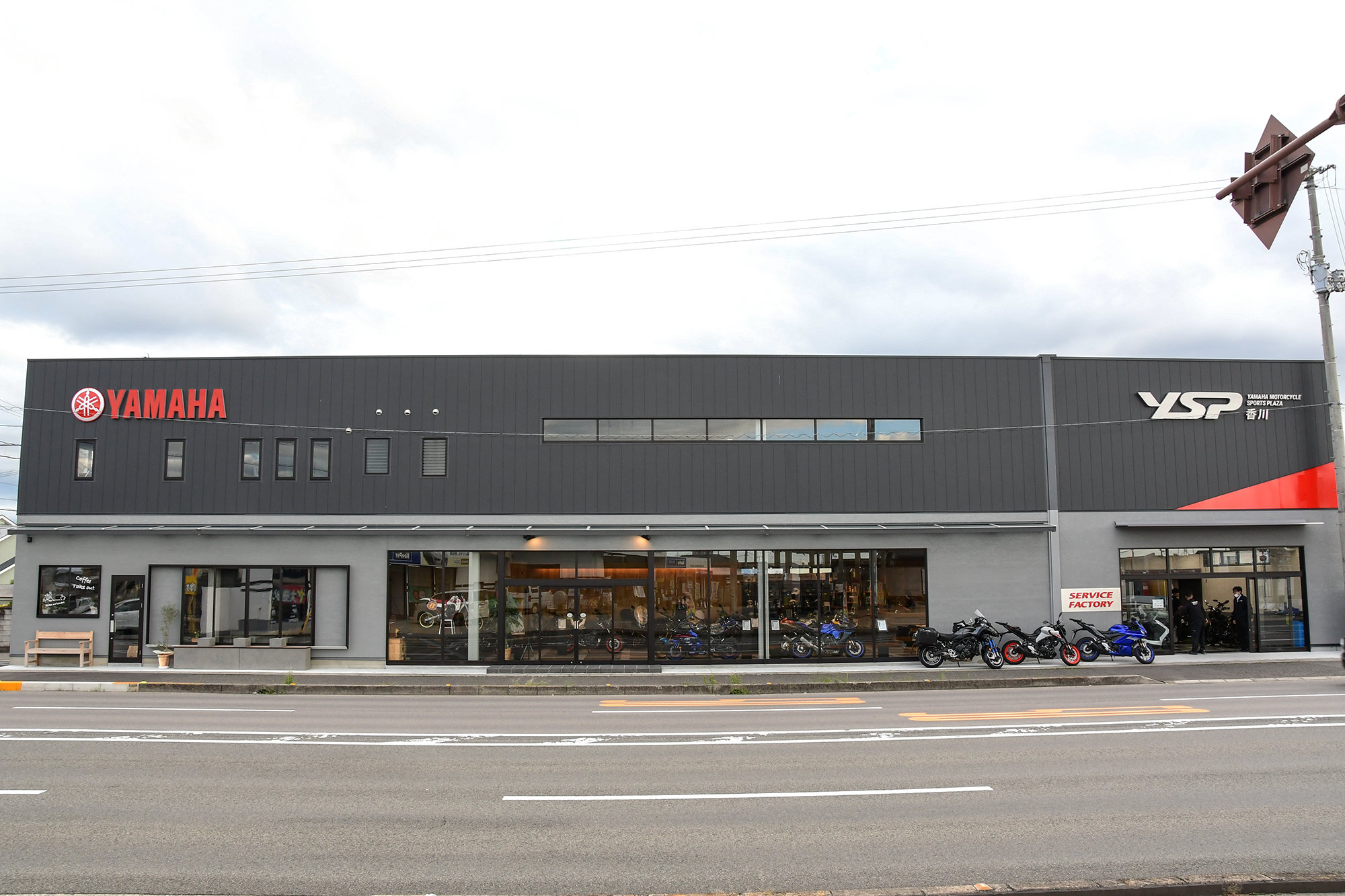 高松自動車道・高松中央ICから車で10分ほど、高松市とさぬき市を結ぶ県道272号線に面しているYSP香川さん。周辺には家電量販店や四輪・中古車ディーラーなどが建ち並んでいます。