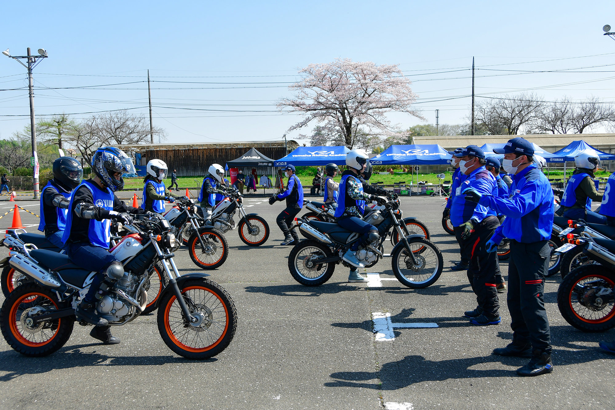 スムーズで安定した発進のためのクラッチのつなぎ方など、教習所の1日目で受けるような基礎的な部分からまず始めます。