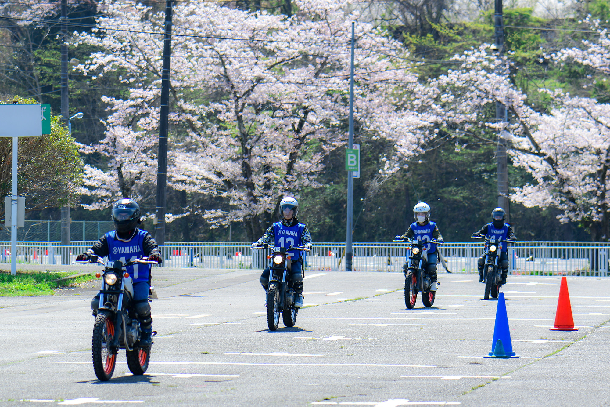 バイクの基本「走る」「曲がる」「止まる」を中心に練習します。実際の公道でどう使えるのか、実践的な内容を心がけています。