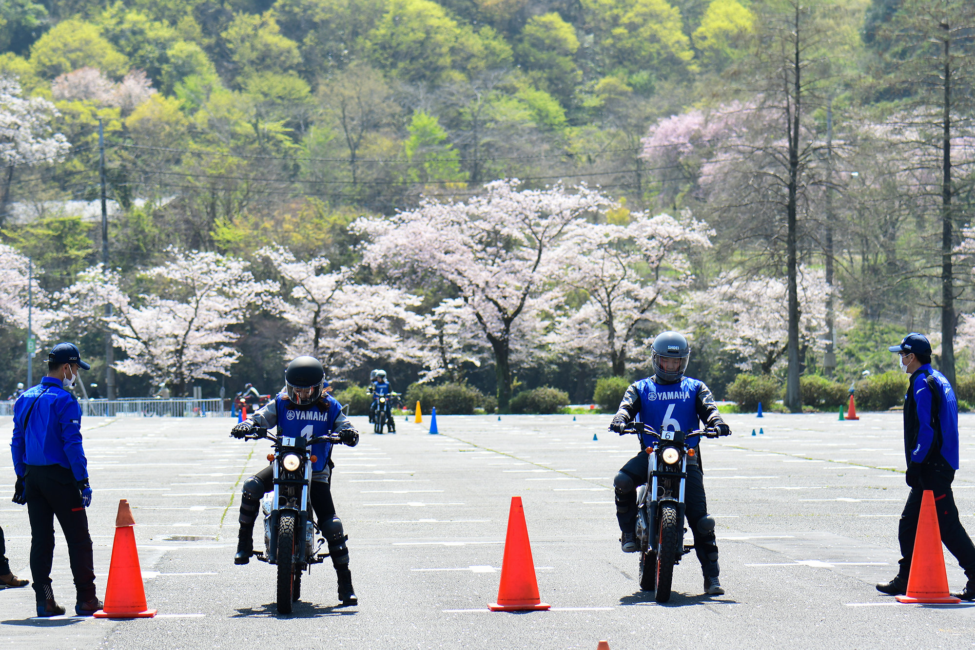 あるいは、赤信号や一時停止の場所など目標とする地点で止まるには、どの辺からどのようにブレーキをかけたら自分は止まれるのかなど、実際に公道に出た場面を想定して練習を重ねます。