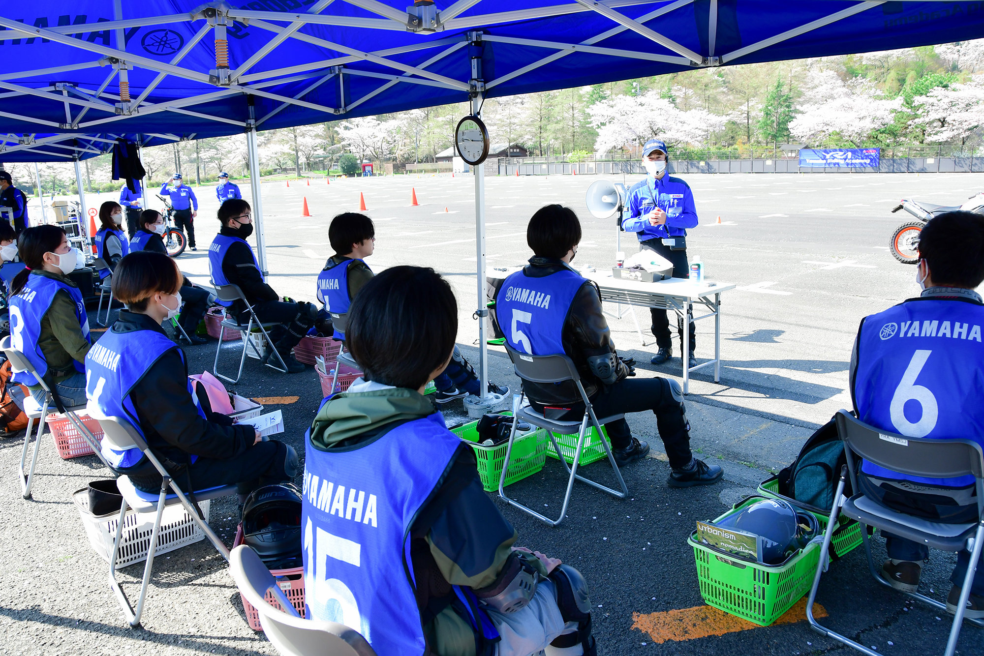 大人のバイクレッスンで最初に行うのが、自己紹介です。インストラクターはもちろん