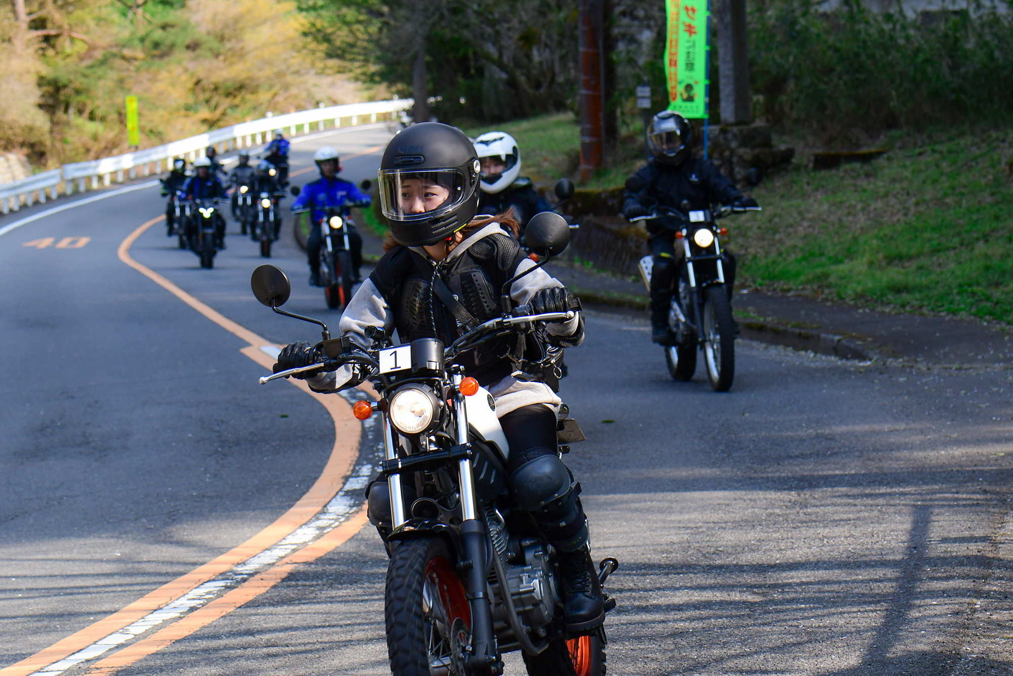 「大人のバイクレッスン」には、会場内でレッスンを行った後に公道でのマスツーリング体験に出かける、YRAで最も人気の「オンロードレッスン＆ツーリング」をはじめ、土日に参加できない方向けの平日レッスン